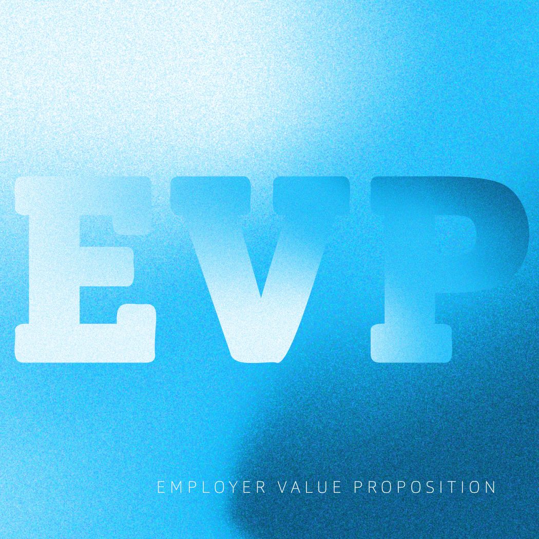 Blauer Hintergrund mit großen Buchstaben EVP: Employer Value Proposition