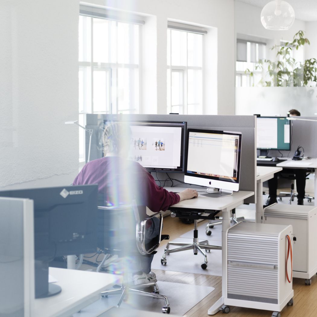 HOCHZWEI-Mitarbeiter in Kiel sitzen an ihren Schreibtischen