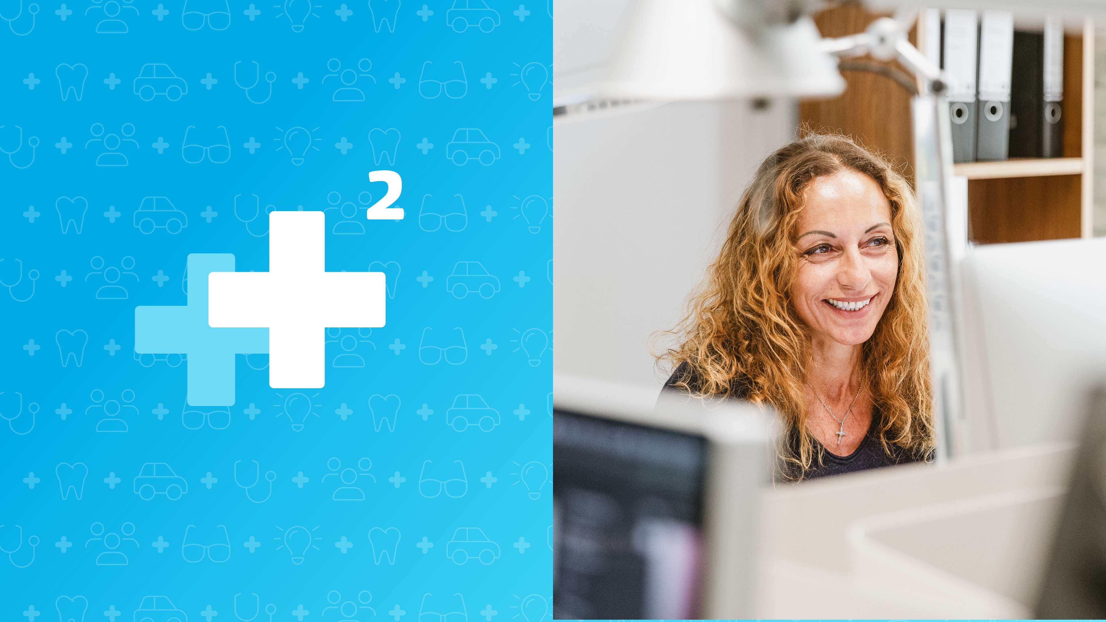 Zweigeteilte Grafik. Auf der linken Seite ein hellblau hinterlegtes Plus mit einem hoch 2 dran, auf der rechten Seite eine Angestellte von Hochzwei an ihrem Arbeitsplatz. Auffällig ist ihr strahlendes Lächeln.
