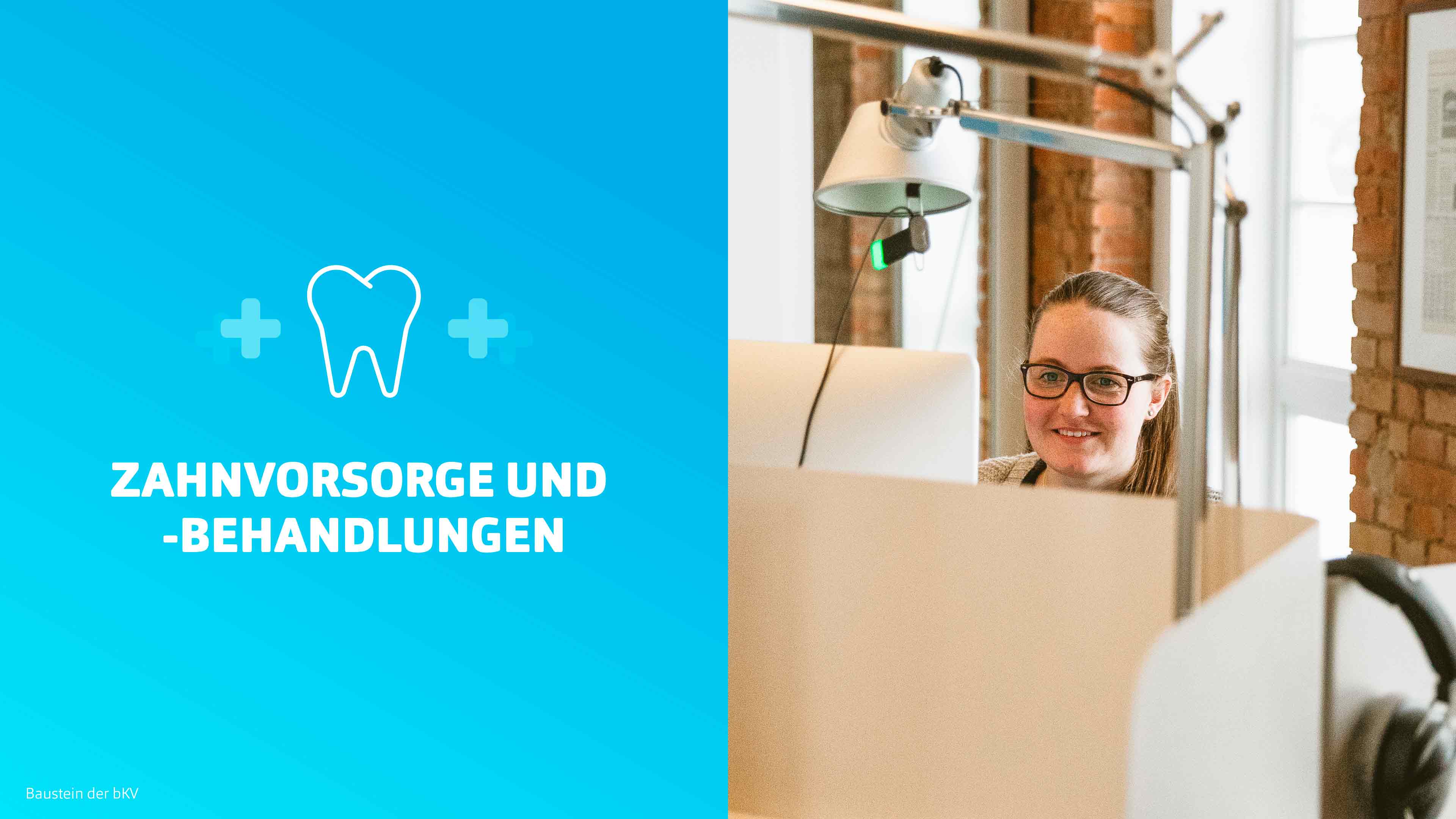 h2_Arbeitgeber_slider_01.jpg Zweigeteilte Grafik. Auf der linken Seite hellblau hinterlegt "Zahnvorsorge und -behandlungen", auf der rechten Seite eine Angestellte von Hochzwei an ihrem Arbeitsplatz.