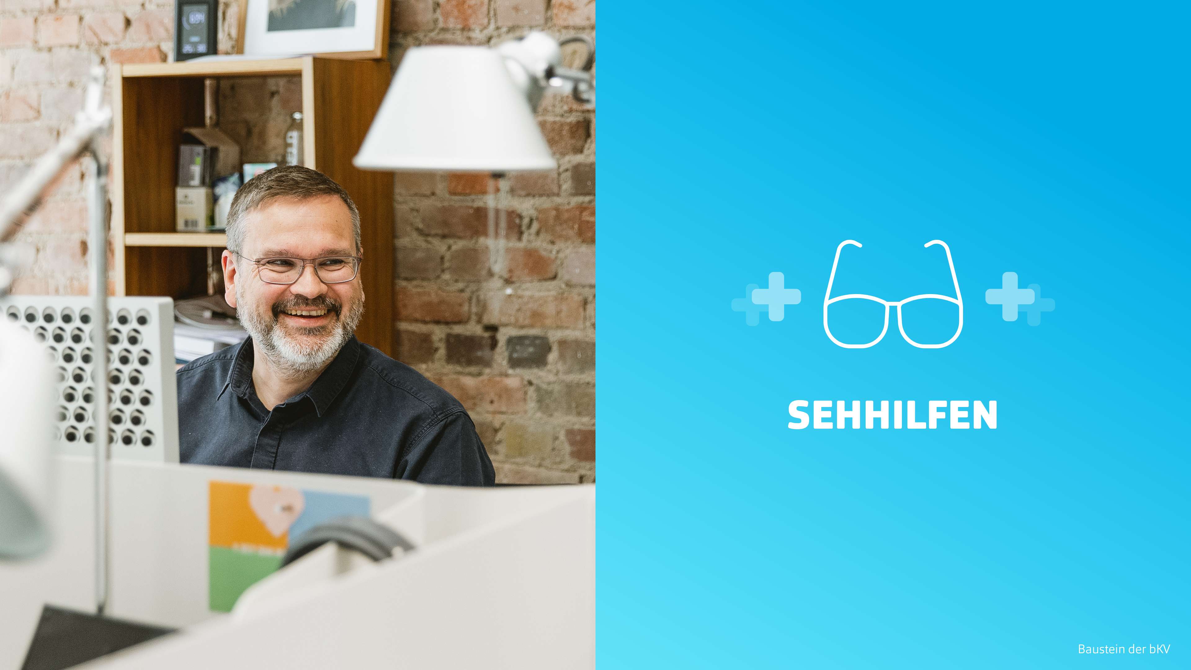 h2_Arbeitgeber_slider_04.jpg Zweigeteilte Grafik. Auf der linken Seite ein Foto eines Hochzwei Angestellen an seinem Schreibtisch. Er lächelt freundlich und trägt eine Brille, auf der rechten Seite hellblau hinterlegt "Sehhilfen" und ein Symbol einer Brille.