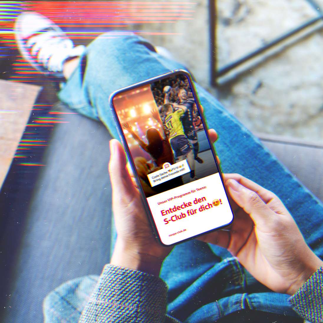 Eine Person liest auf einem Smartphone Entdecke den S-Club für dich!