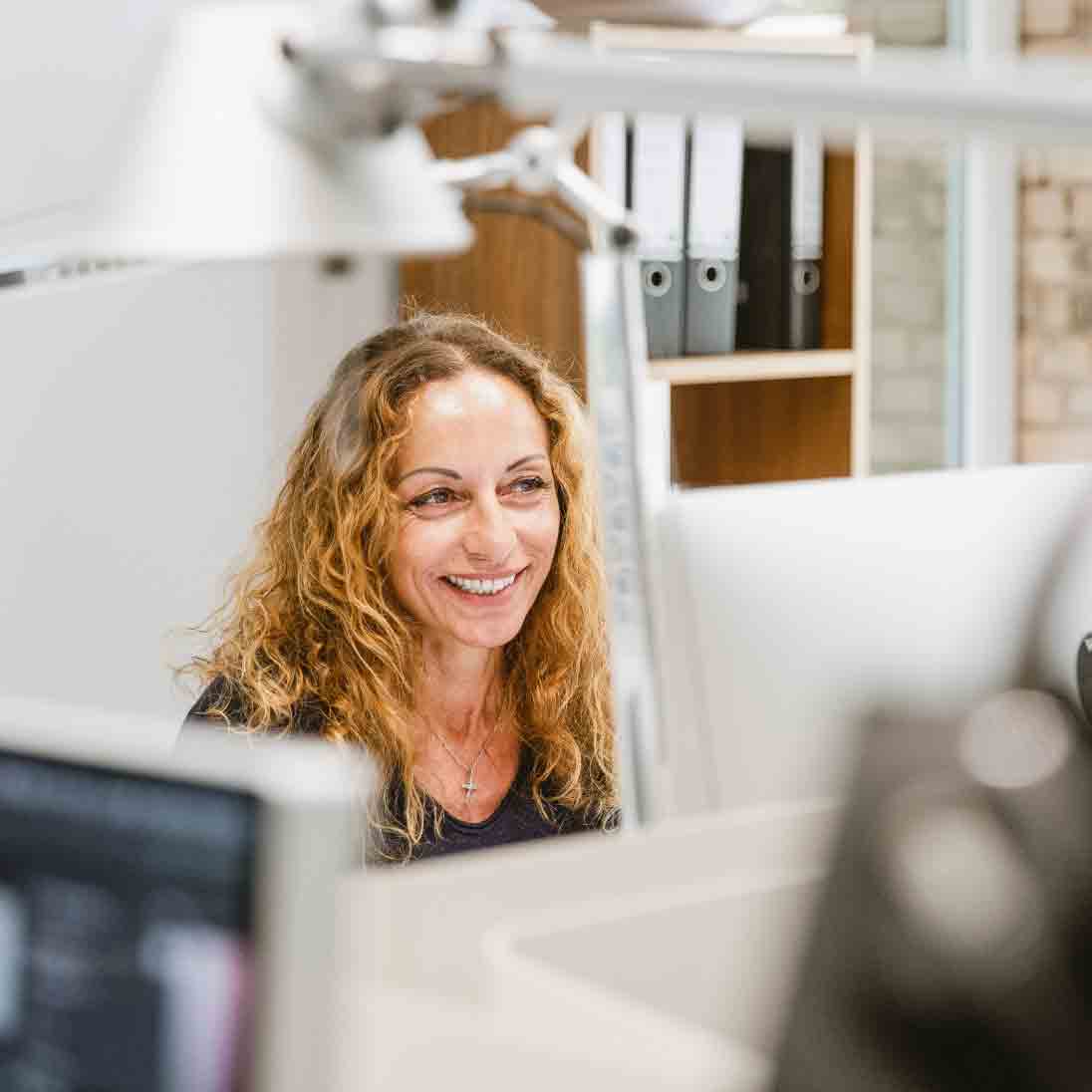 h2_werIst_teaser_01.jpg Eine Angestellte von Hochzwei an ihrem Arbeitsplatz