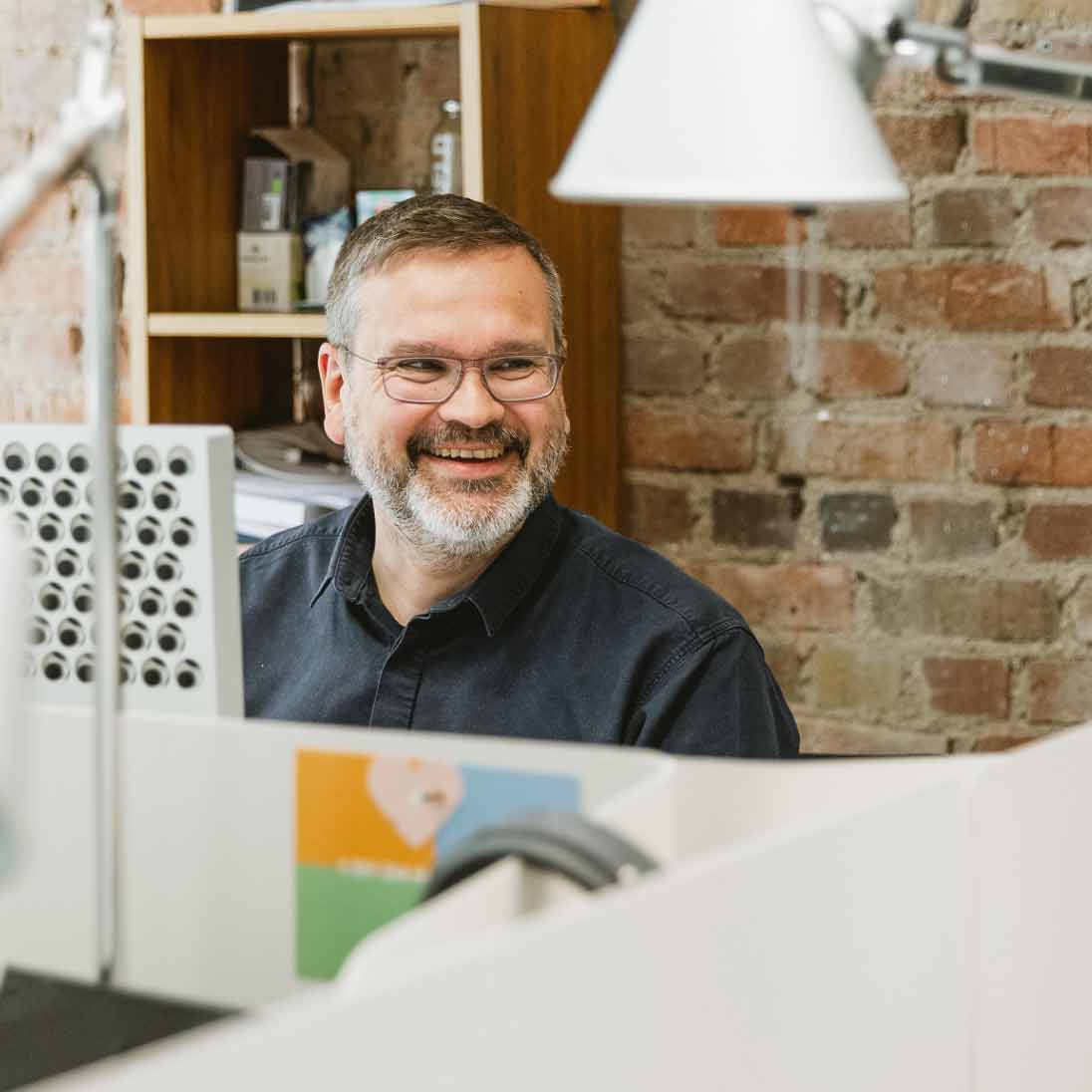 h2_werIst_teaser_05.jpg Ein Angestellter von Hochzwei an seinem Arbeitsplatz.