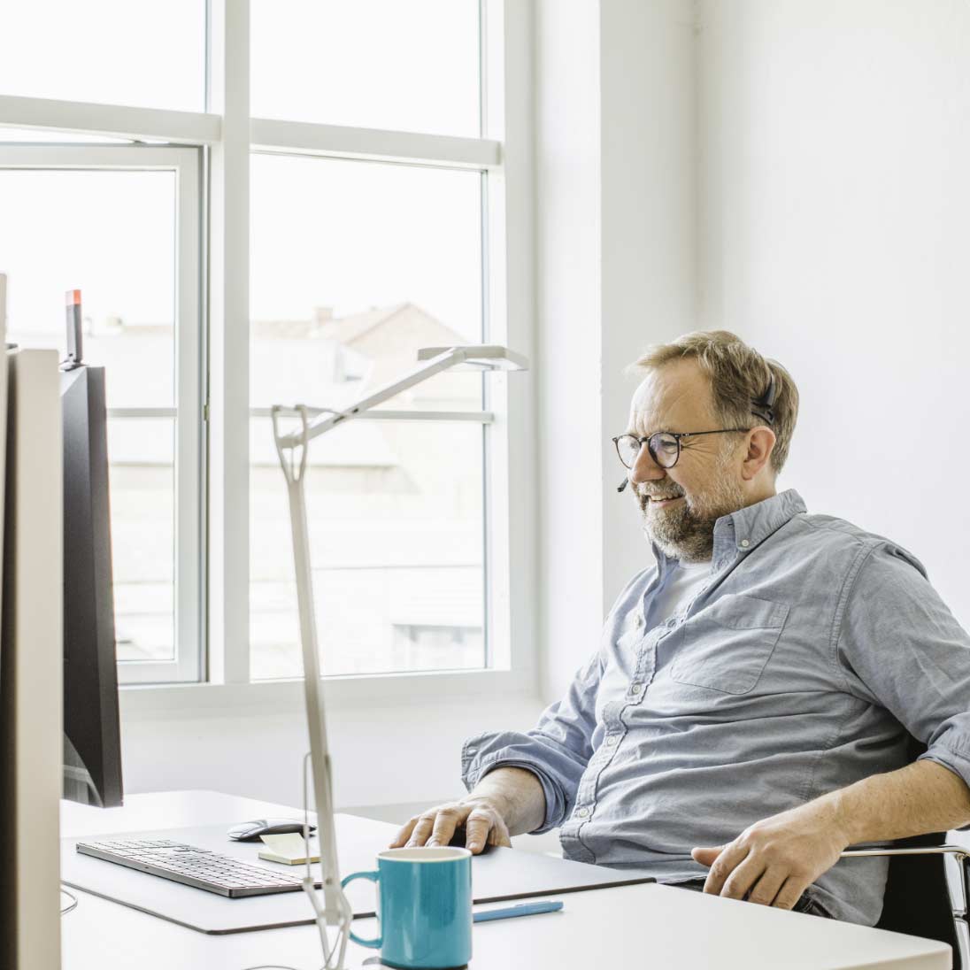 h2_werIst_teaser_06.jpg Ein Angestellter von Hochzwei an seinem Arbeitsplatz.