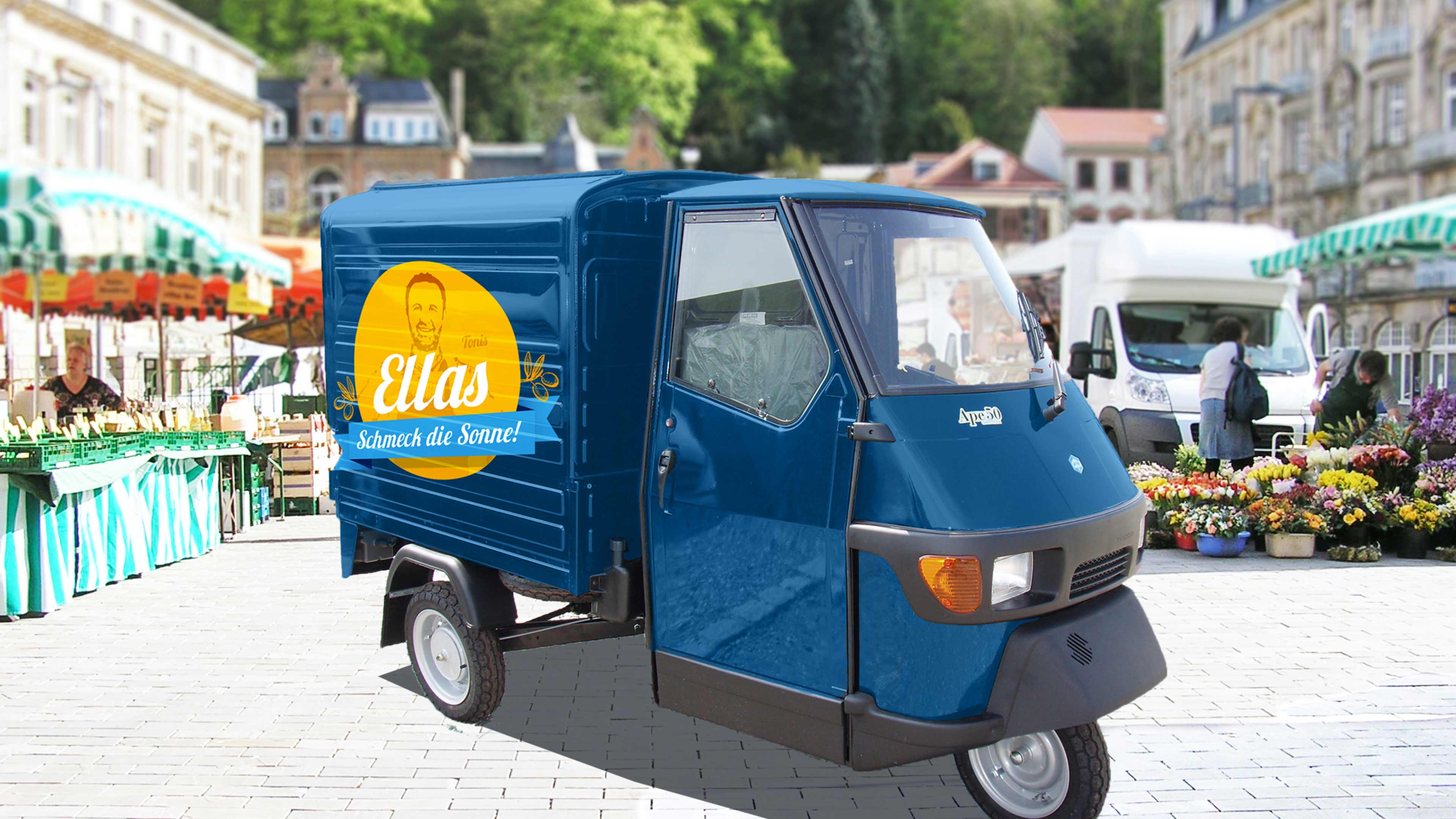 hochzwei_ella_slider_02.jpg Blauer dreirädriger Kleintransporter (Ape) mit gelbem Ellas-Logo vor einem Wochenmarkt