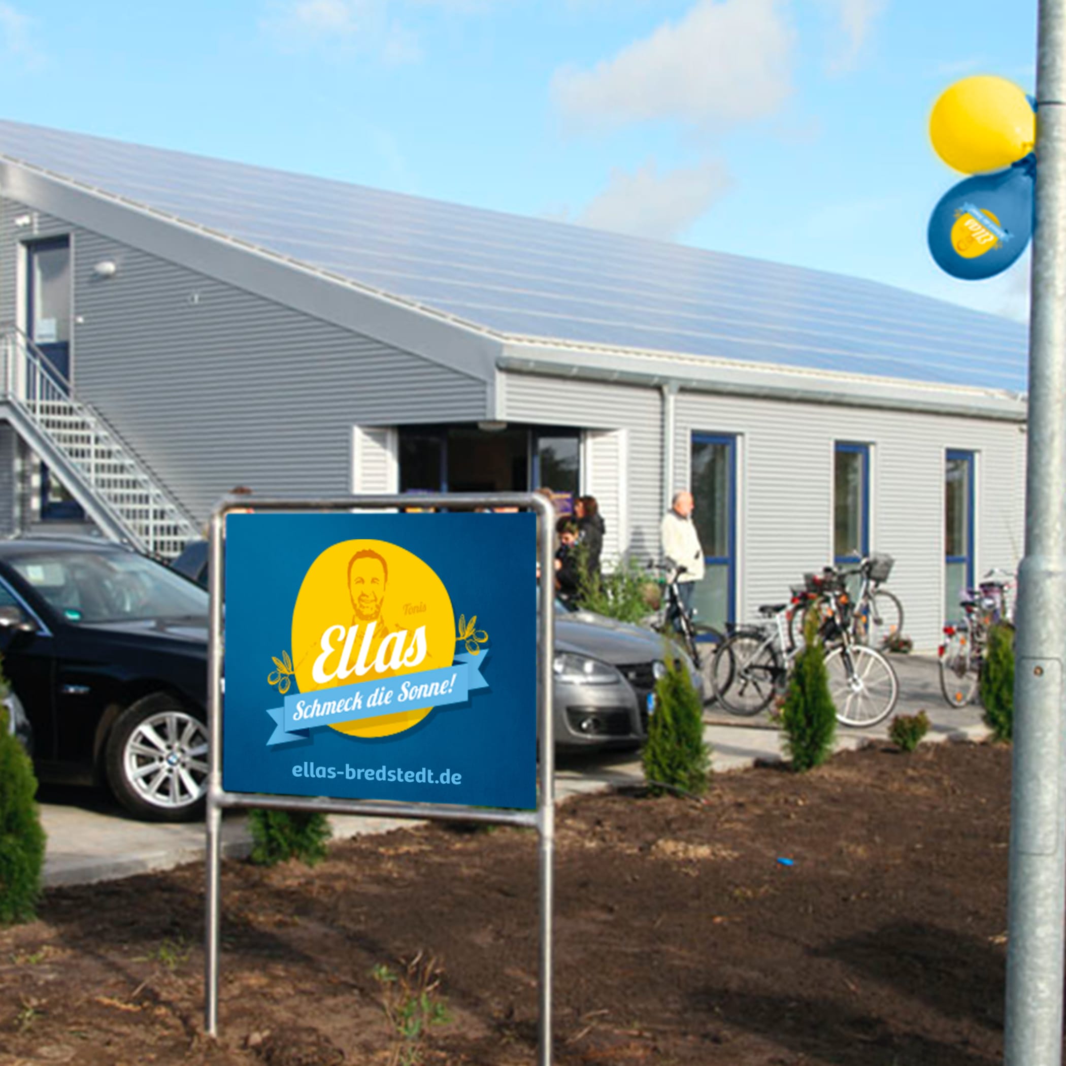 hochzwei_ella_teaser_12.jpg Außenansicht des Geschäfts mit Parkplatz und Werbeschild