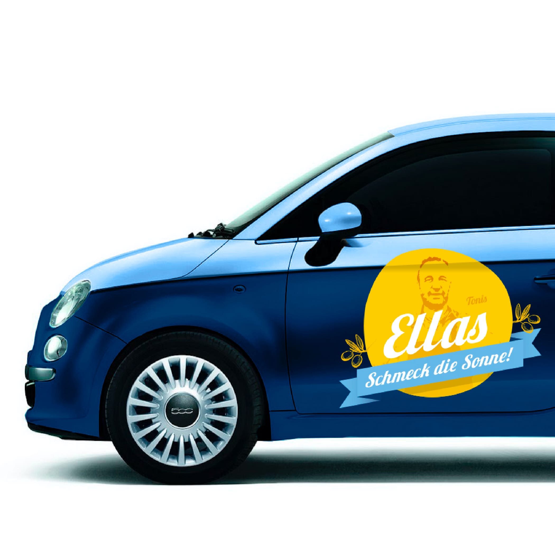 hochzwei_ella_teaser_15.jpg Blaues Auto mit gelbem Ella-Logo auf der Fahrerseite