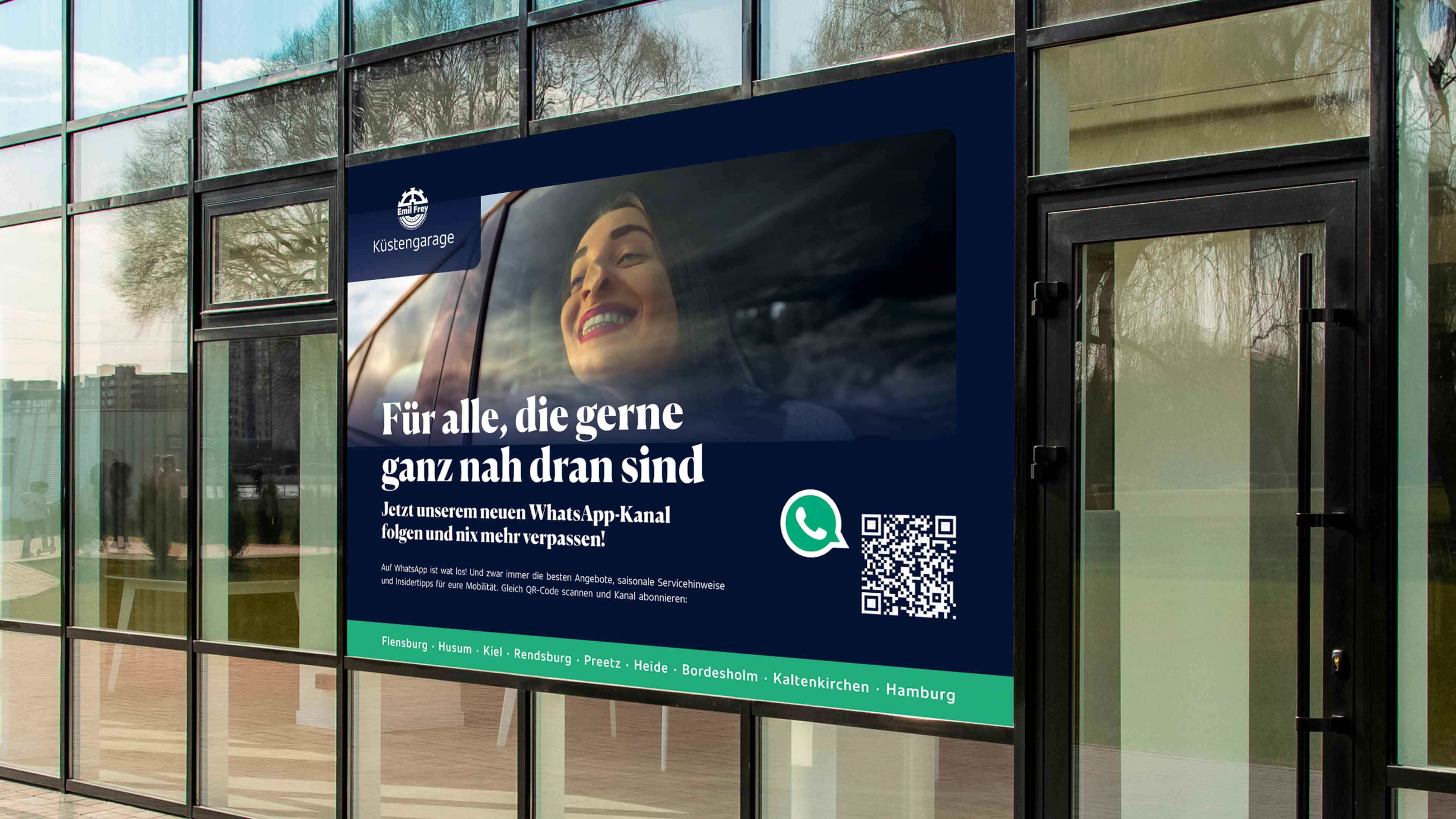 Ein Emil Frey Plakat an einem Fenster