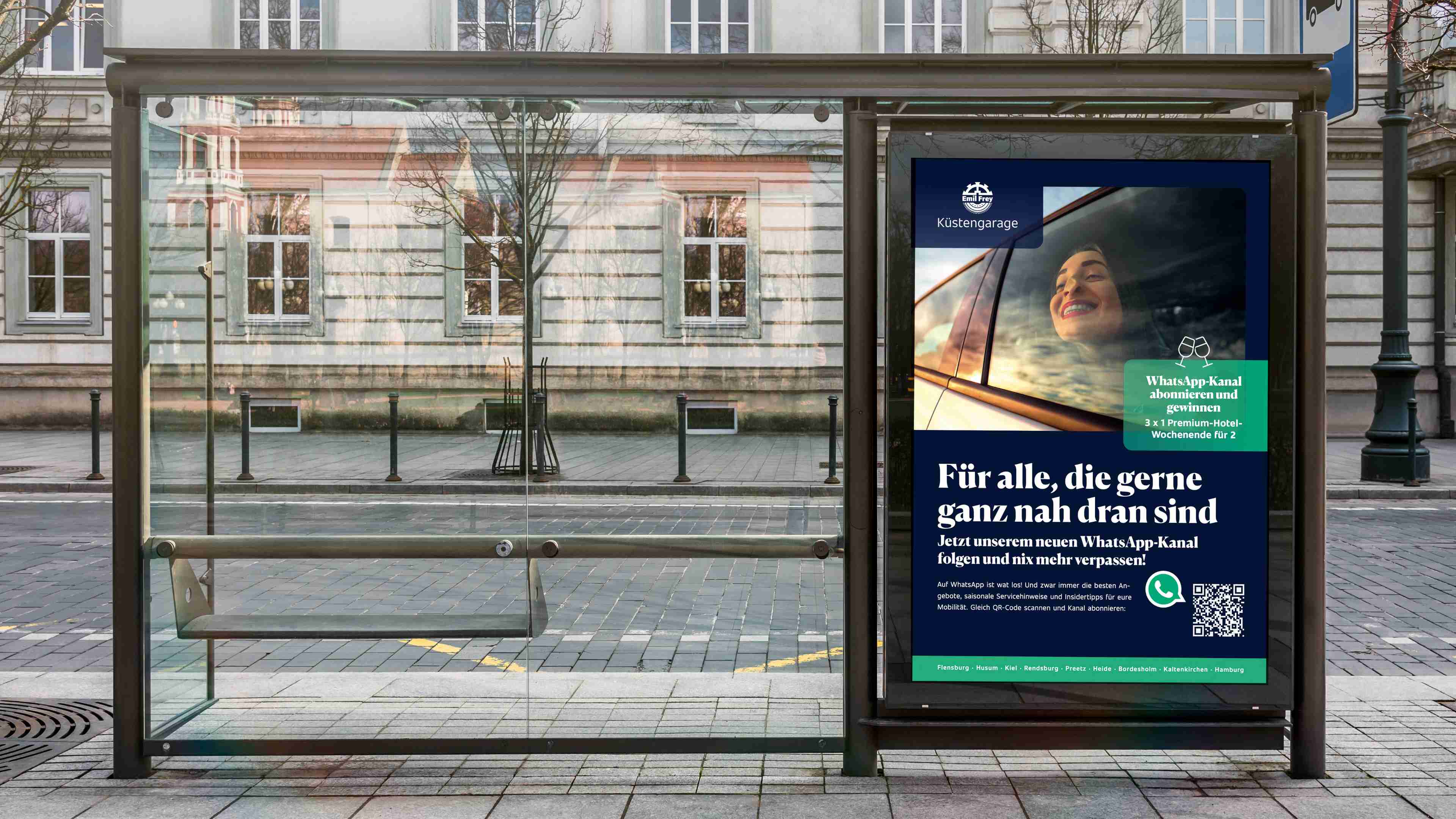 Ein Emil Frey Plakat an einer Bushaltestelle