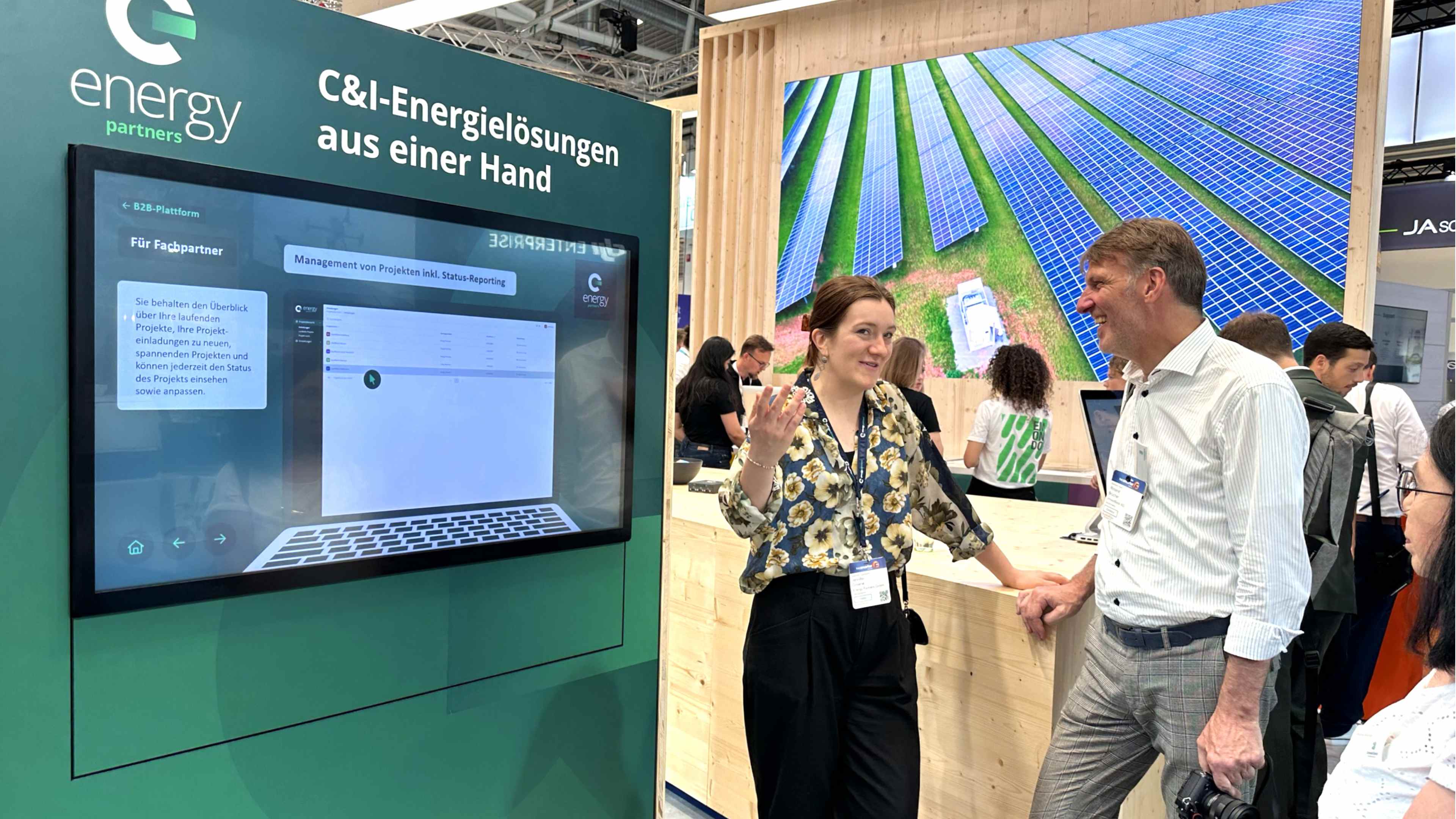 hochzwei_ENPAR_interaktives_Messetool_slider_02.jpg Zwei Personen im Gespräch auf Messe