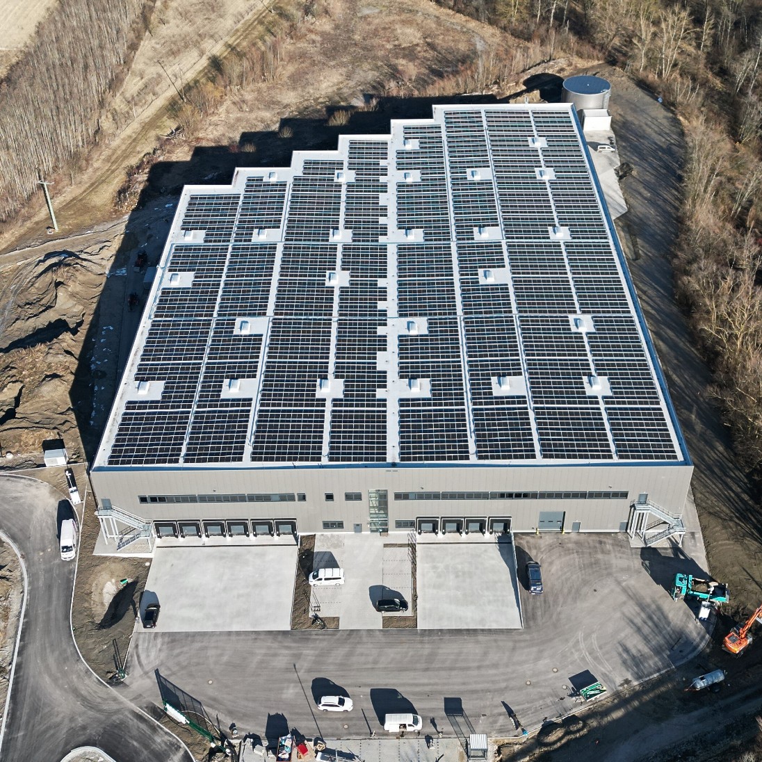 hochzwei_ENPAR_interaktives_Messetool_teaser_05.jpg Luftaufnahme einer Halle mit Solarpaneelen