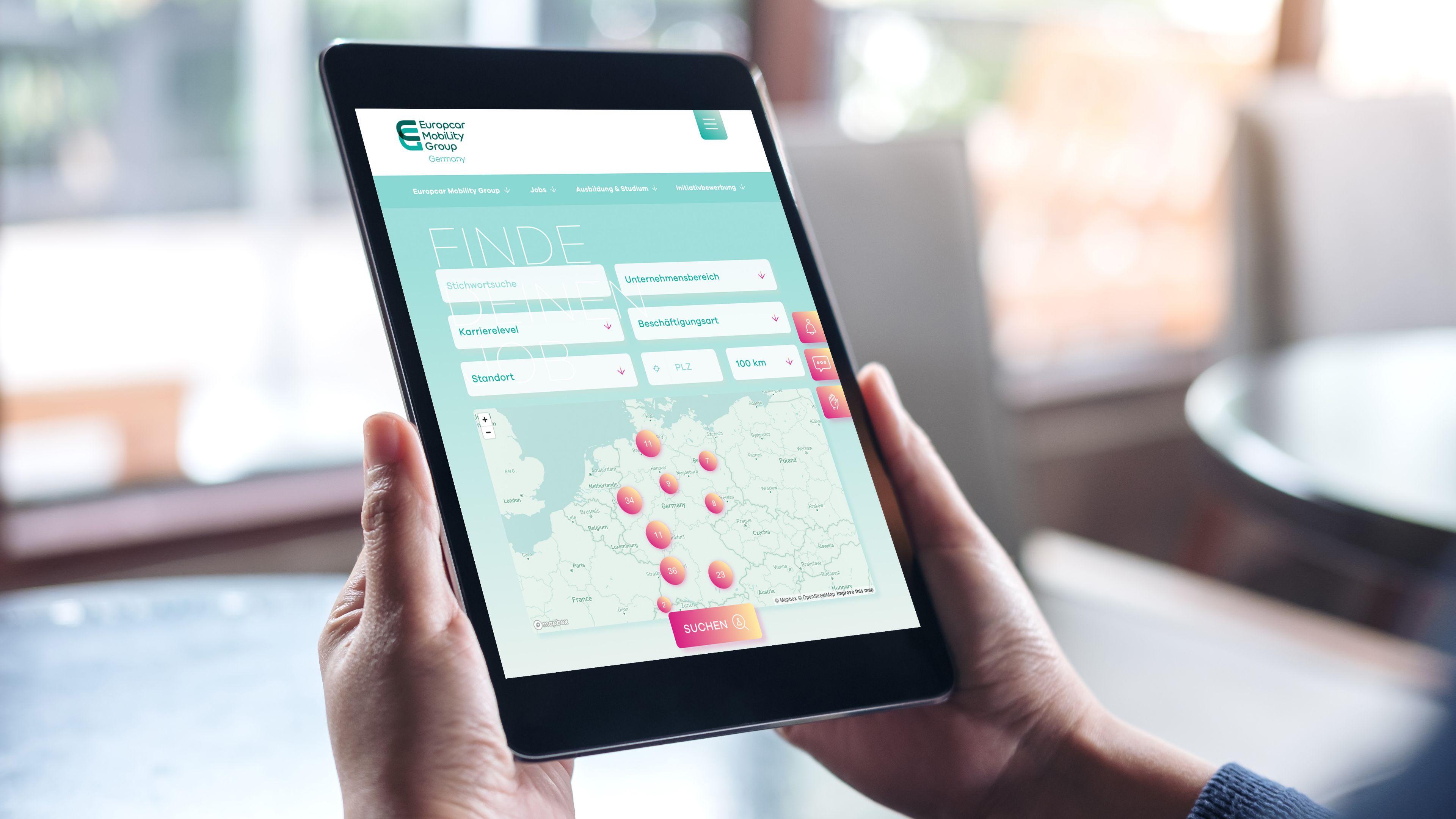Eine Person hält ein Ipad in der Hand mit den Standorten von Europcar
