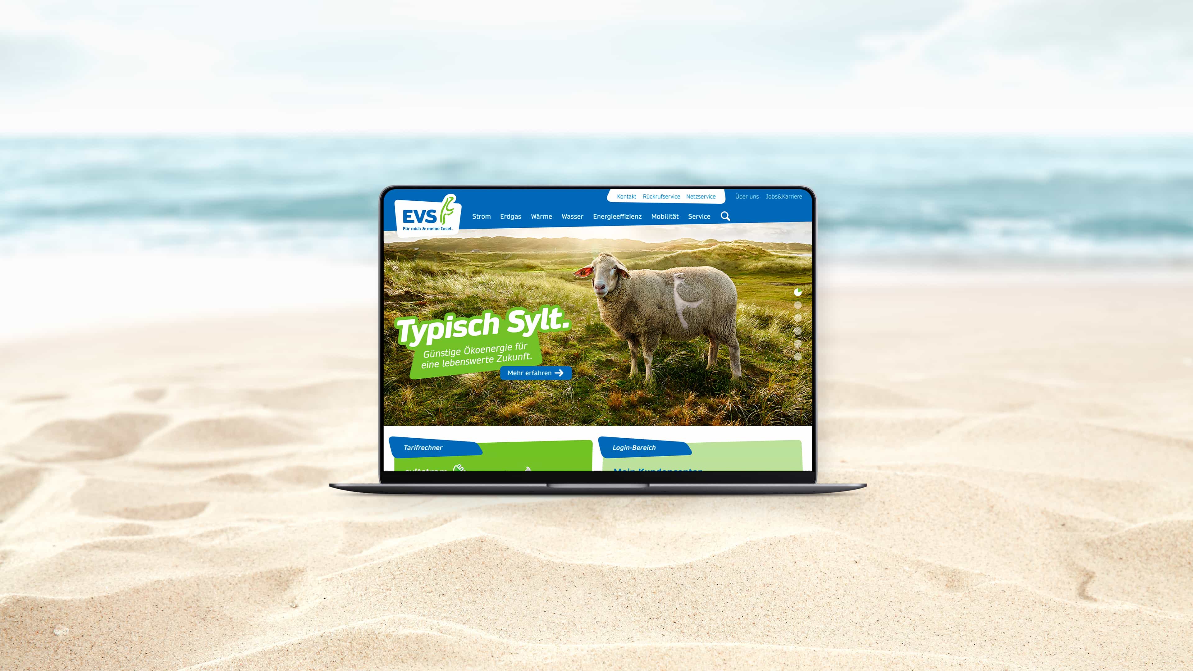 hochzwei_kundenkuerzel_slider_01.jpg Laptop im Sand zeigt Startseite Energieversorgung Sylt mit Schaf