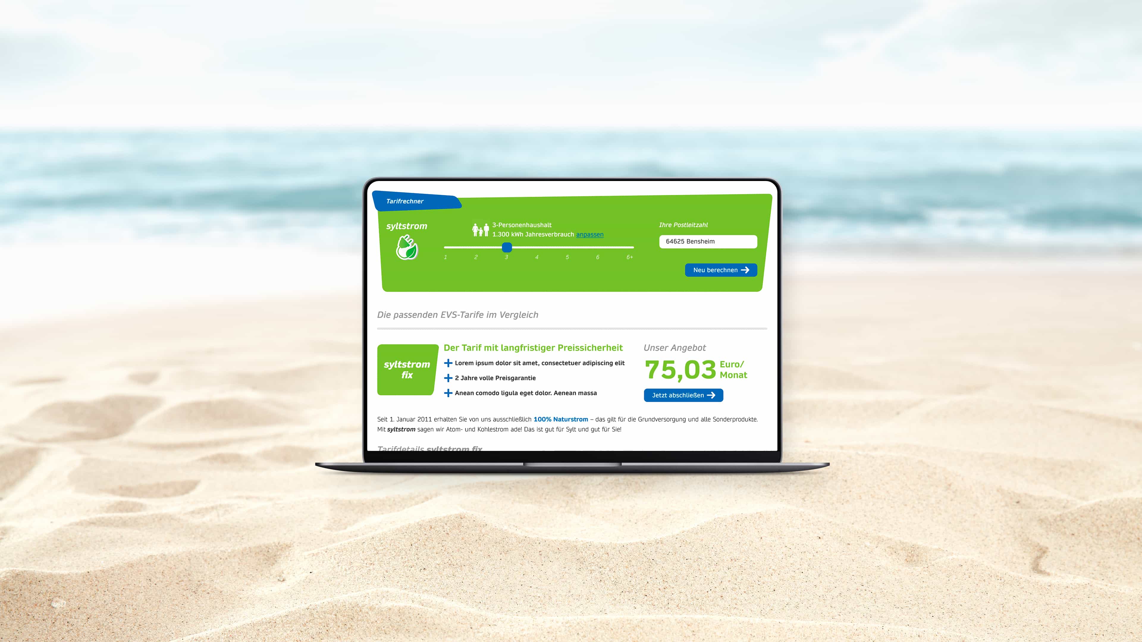 hochzwei_kundenkuerzel_slider_02.jpg Laptop im Sand zeigt grünen Stromrechnerd der Energieversorgung Sylt
