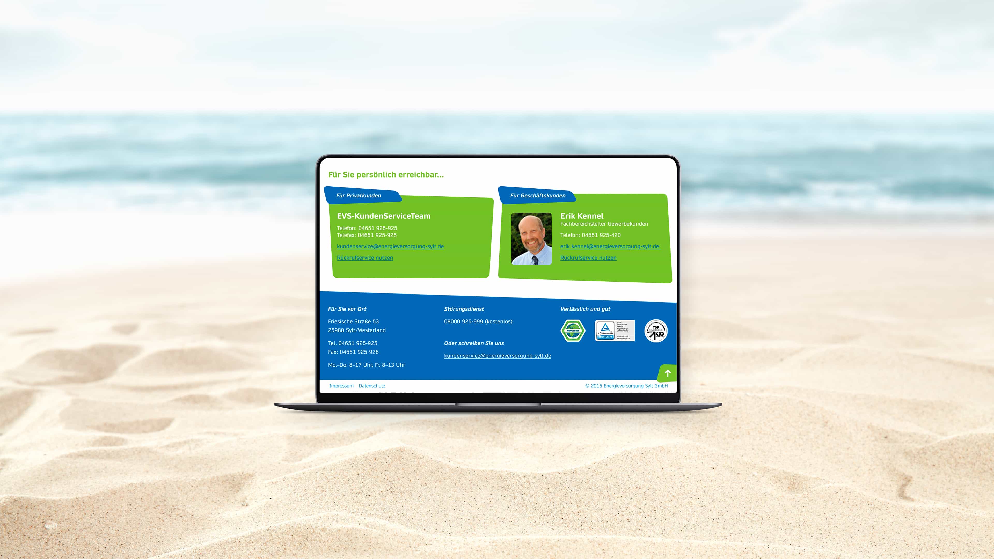 hochzwei_kundenkuerzel_slider_03.jpg Laptop im Sand zeigt blau-grüne Kontaktseite Energieversorgung Sylt