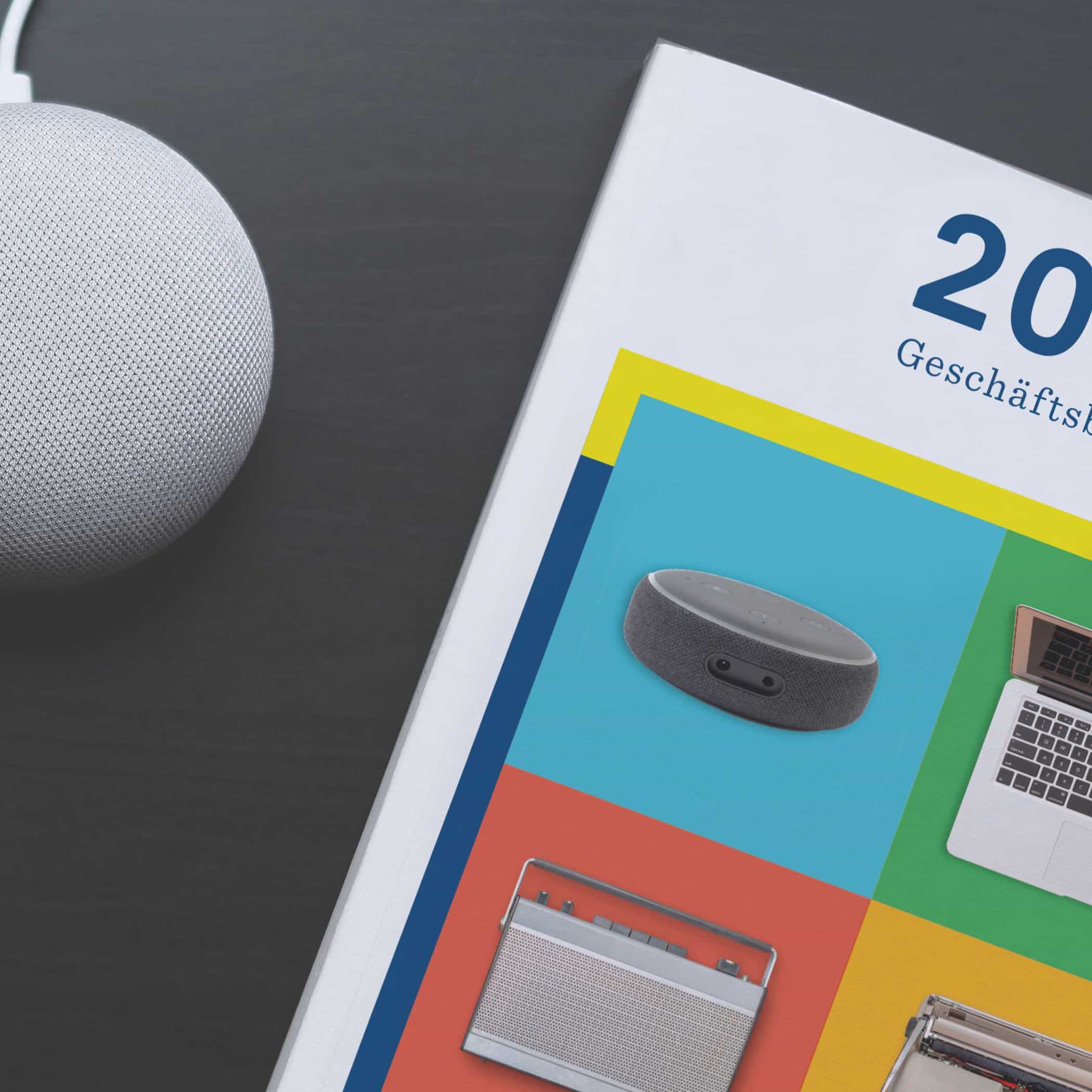 Ecke des Geschäftsberichts und Smart Speaker