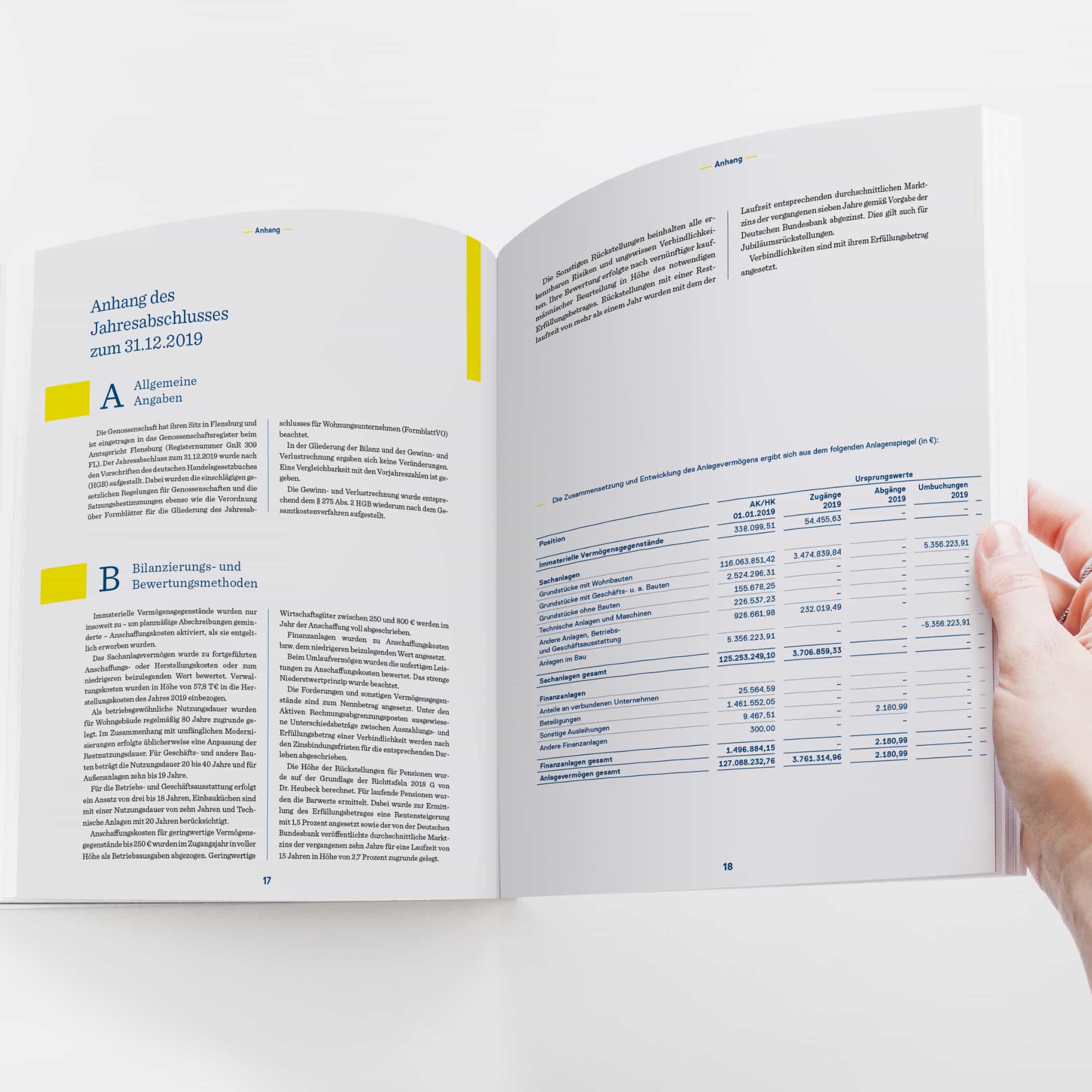 Hand blättert im Geschäftsbericht des FAB