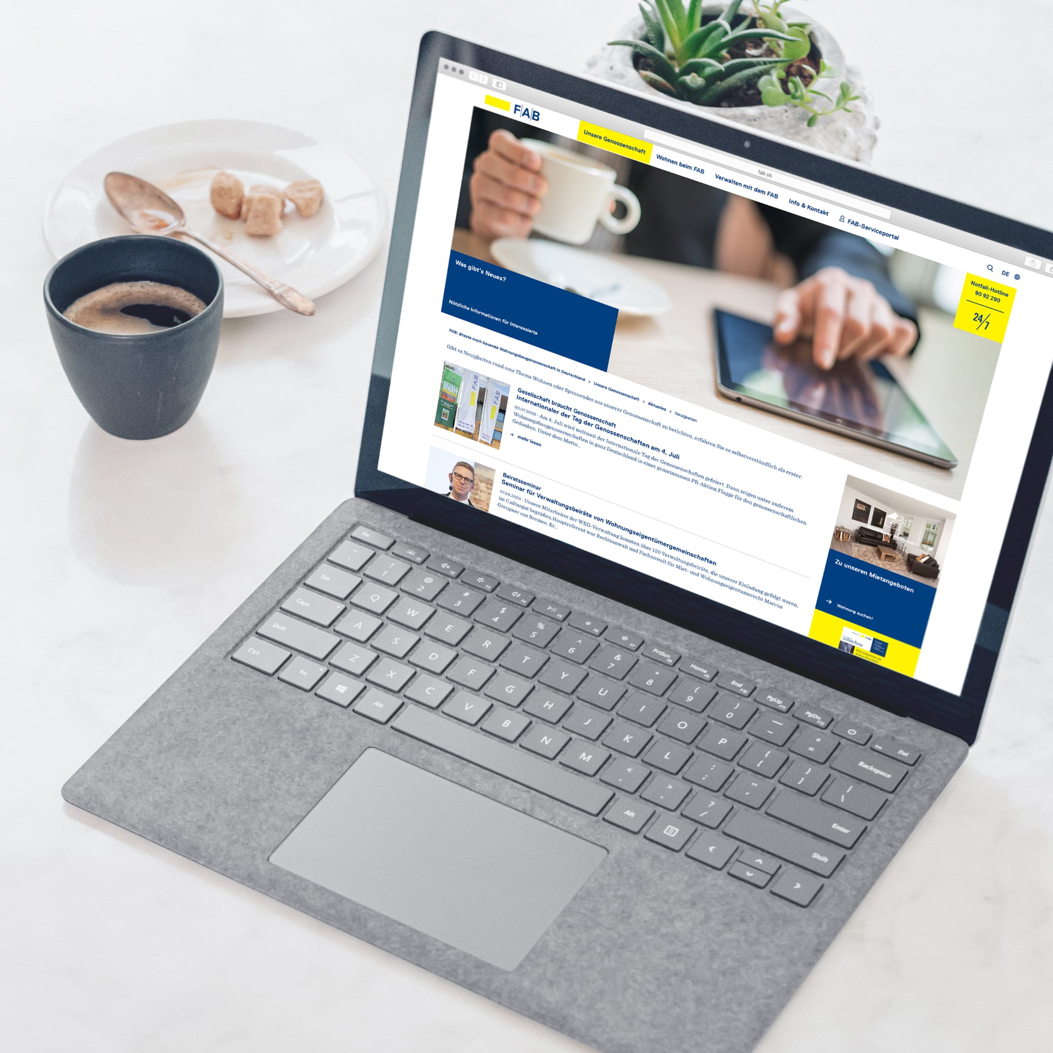 Laptop zeigt blau-gelbe Website des FAB