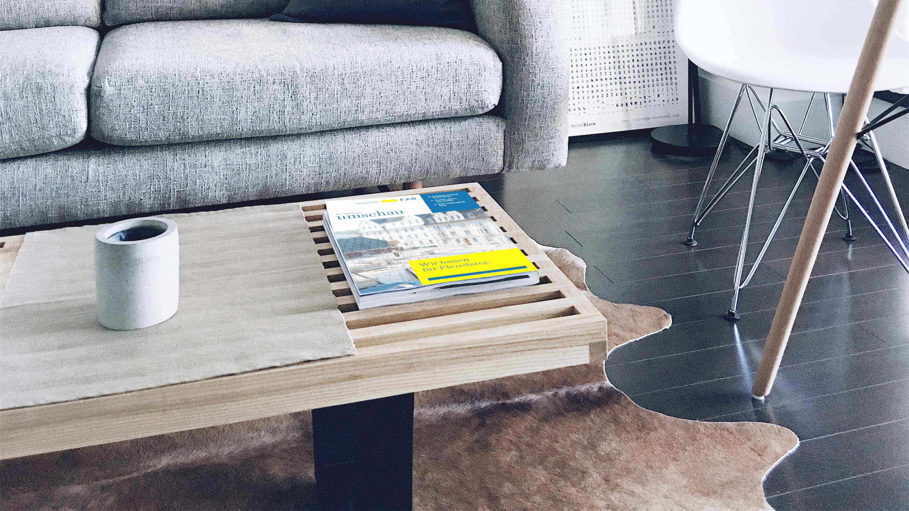 FAB-Magazin liegt auf Couchtisch im Wohnzimmer
