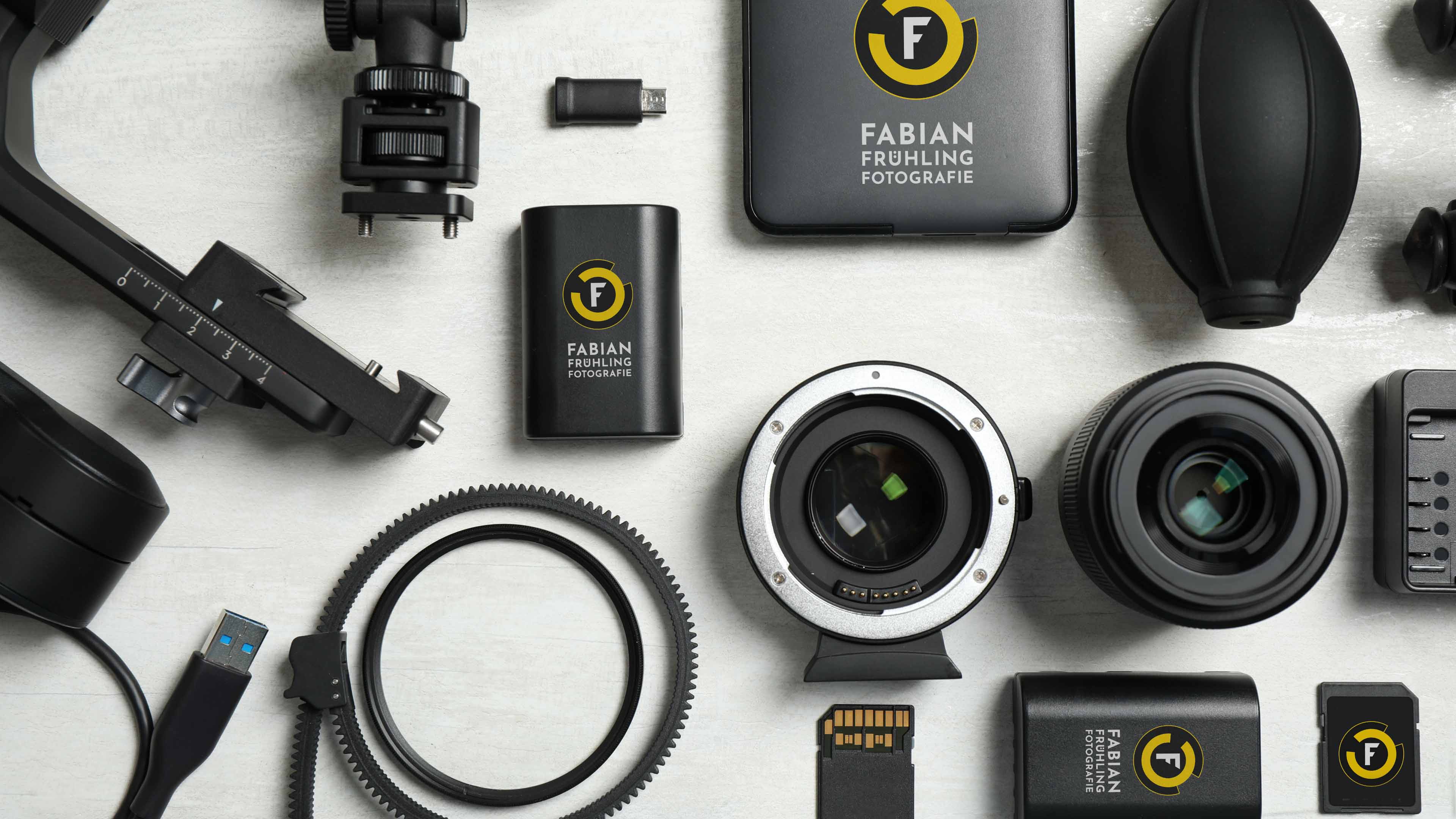 hochzwei_FabianFruehling_slider_01.jpg Schwarzes Kameraequipment