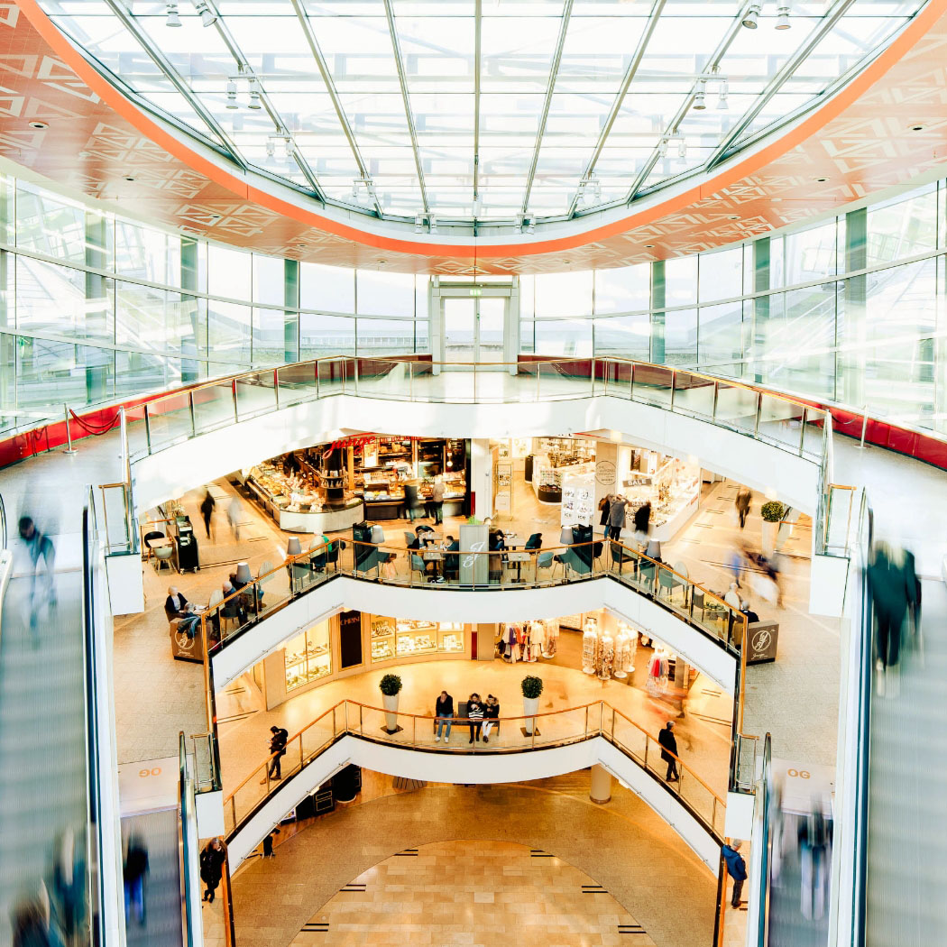 hochzwei_FabianFruehling_teaser_0.jpg Blick in ein Einkaufszentrum