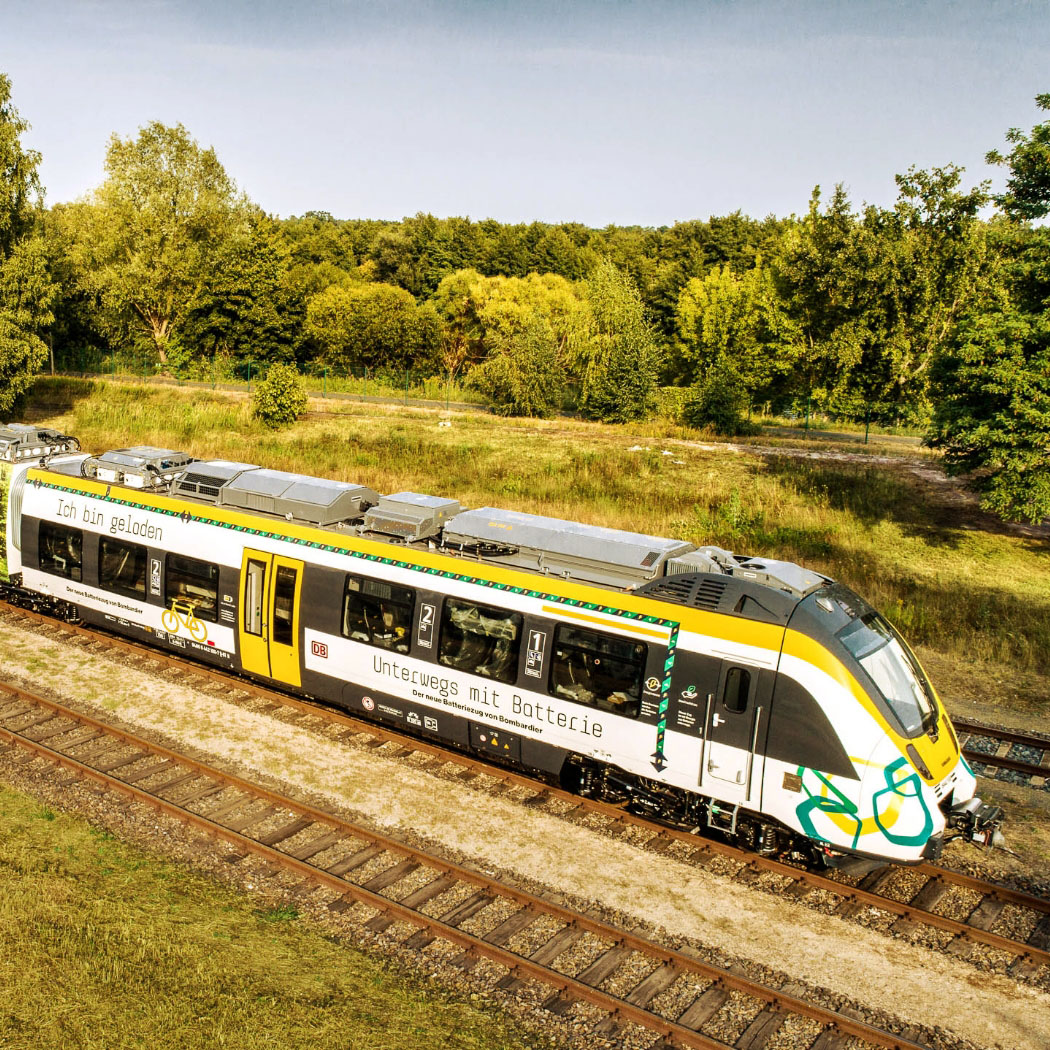 hochzwei_FabianFruehling_teaser_02.jpg Ein Zug mit dem Aufdruck von Fabian Frühling