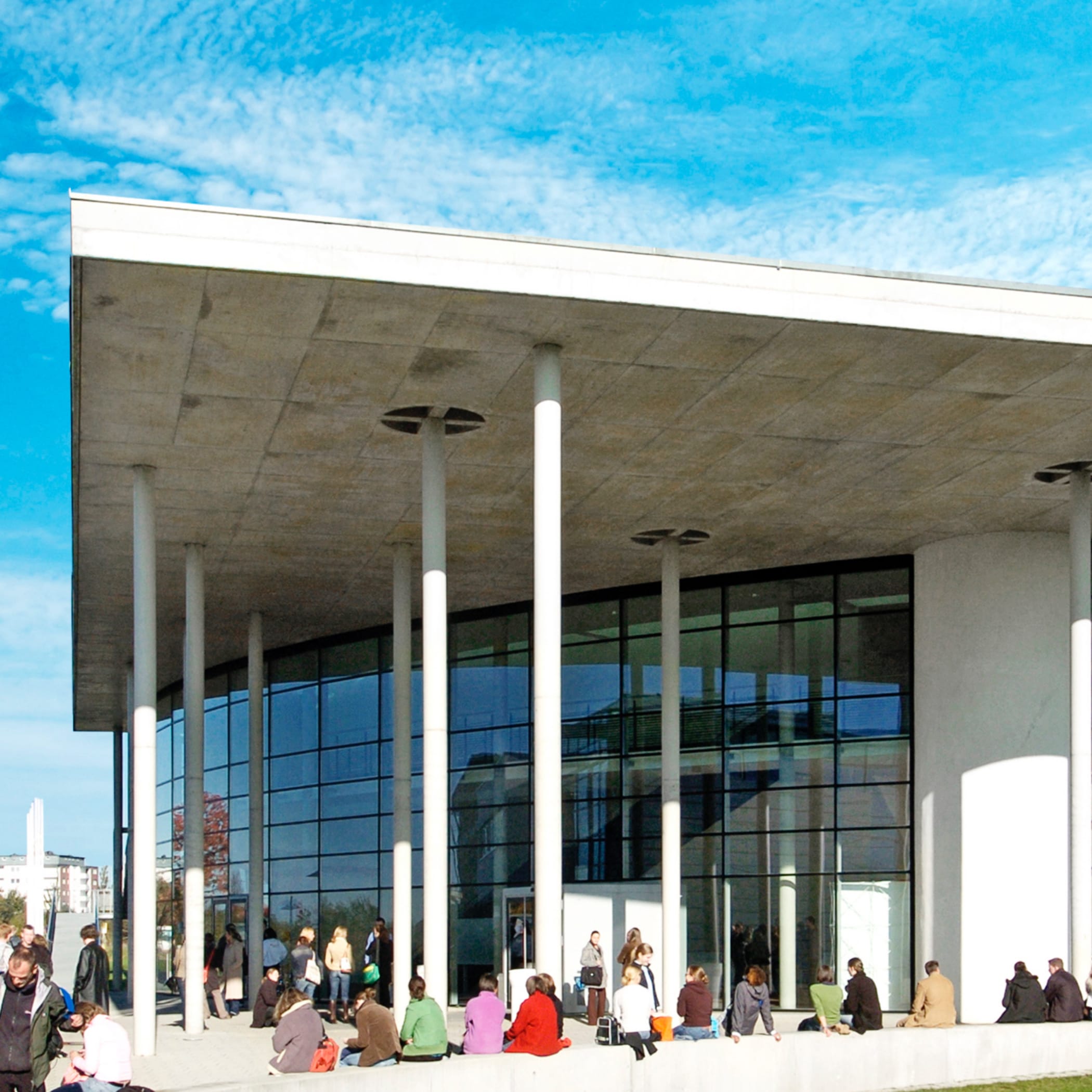 hochzwei_fhfl_teaser_08.jpg Hochschul-Gebäude mit Glasfront und hohen Säulen