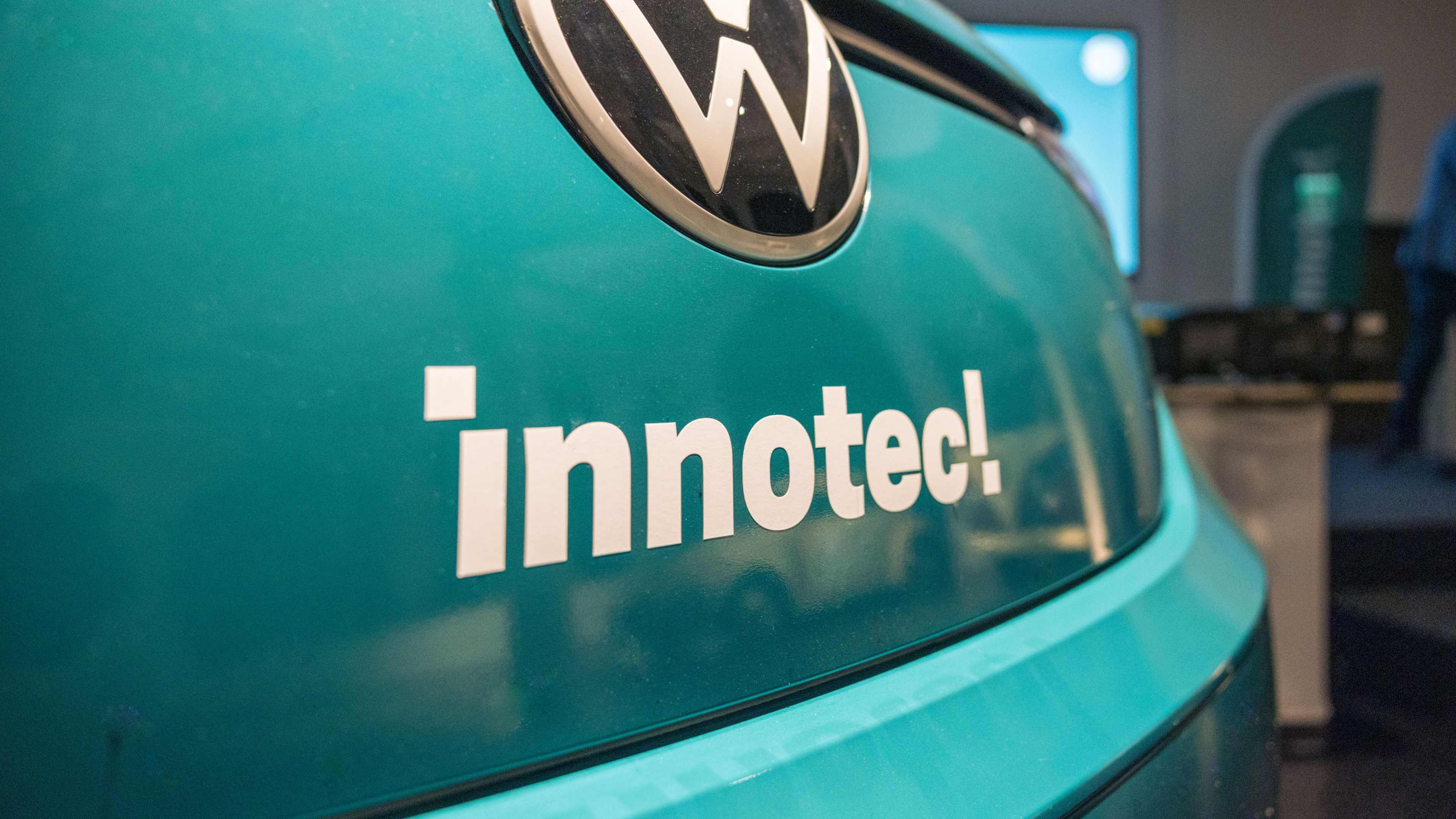 dunkelgrünes Fahrzeug mit dem neuen innotec Design