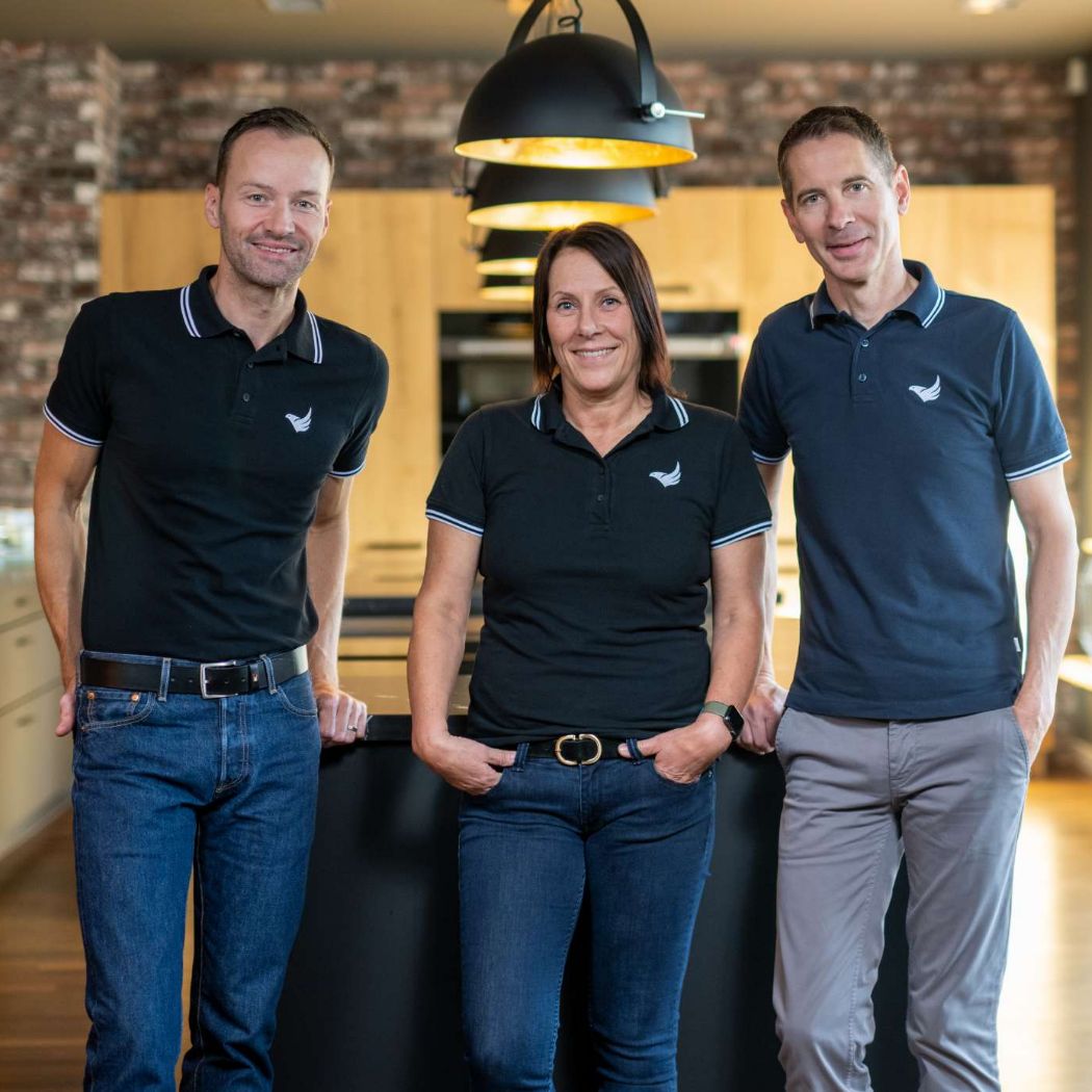 hochzwei_falkekuechen_teaser_02.jpg Drei Mitarbeiter von Falke Küchen