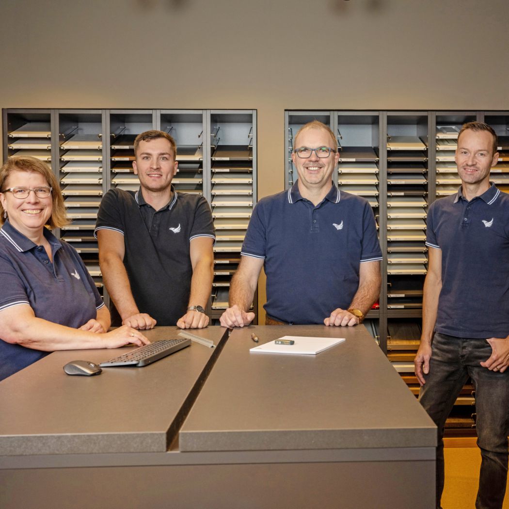 hochzwei_falkekuechen_teaser_05.jpg Vier Mitarbeiter von Falke Küchen posieren vor der Kamera