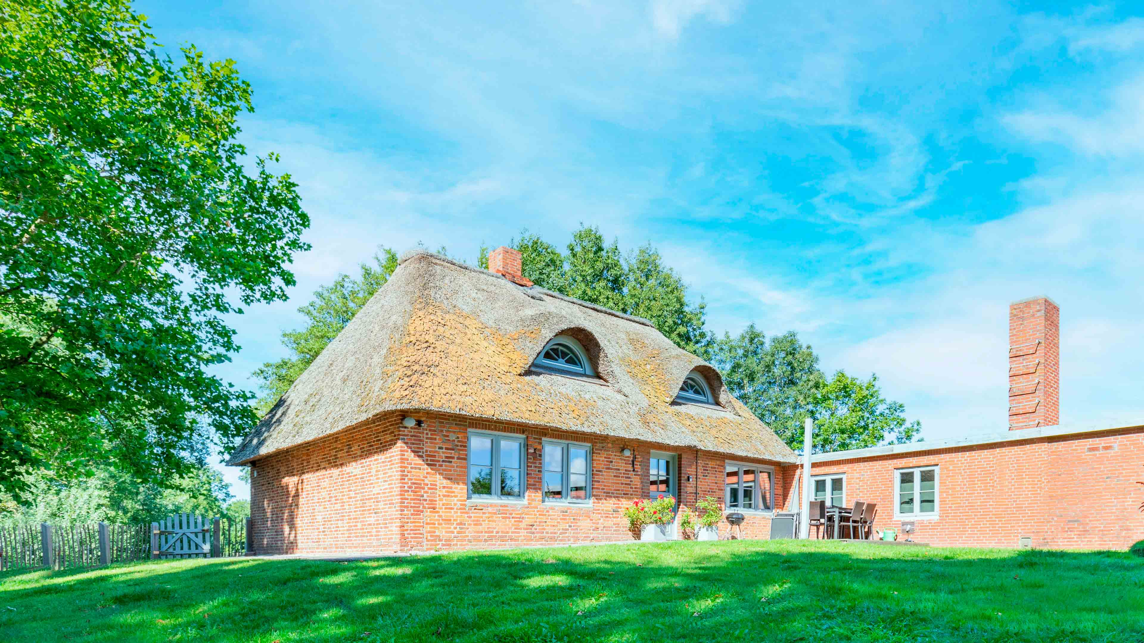 Kleines Reetdachhäuschen im Grünen