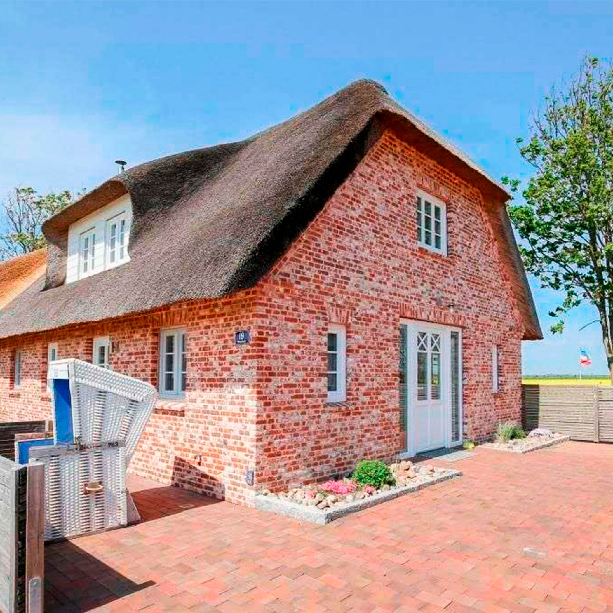 Schmuckes, neues Reetdachhaus mit Terrasse und Strandkorb