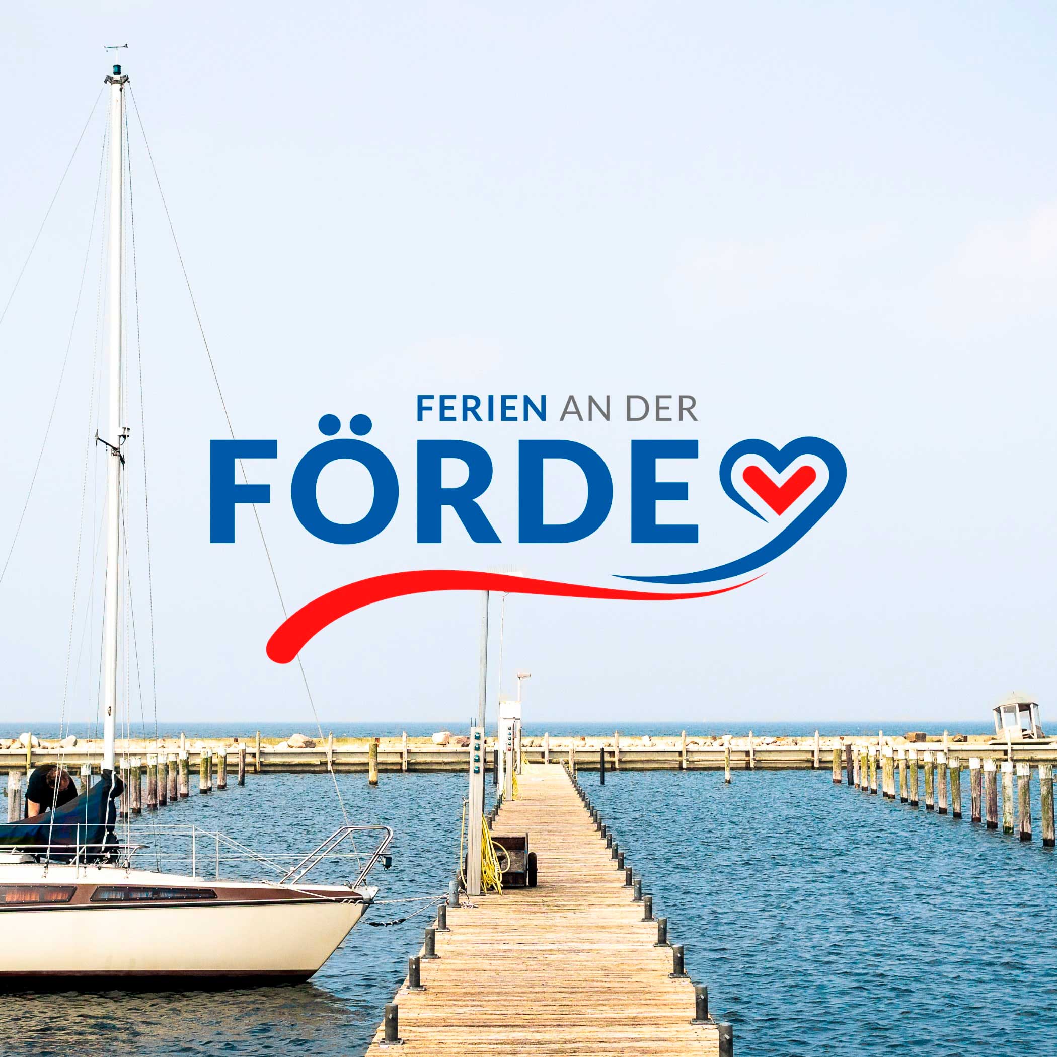 hochzwei_foerde_teaser_02.jpg Bootssteg mit Logo Ferien an der Förde