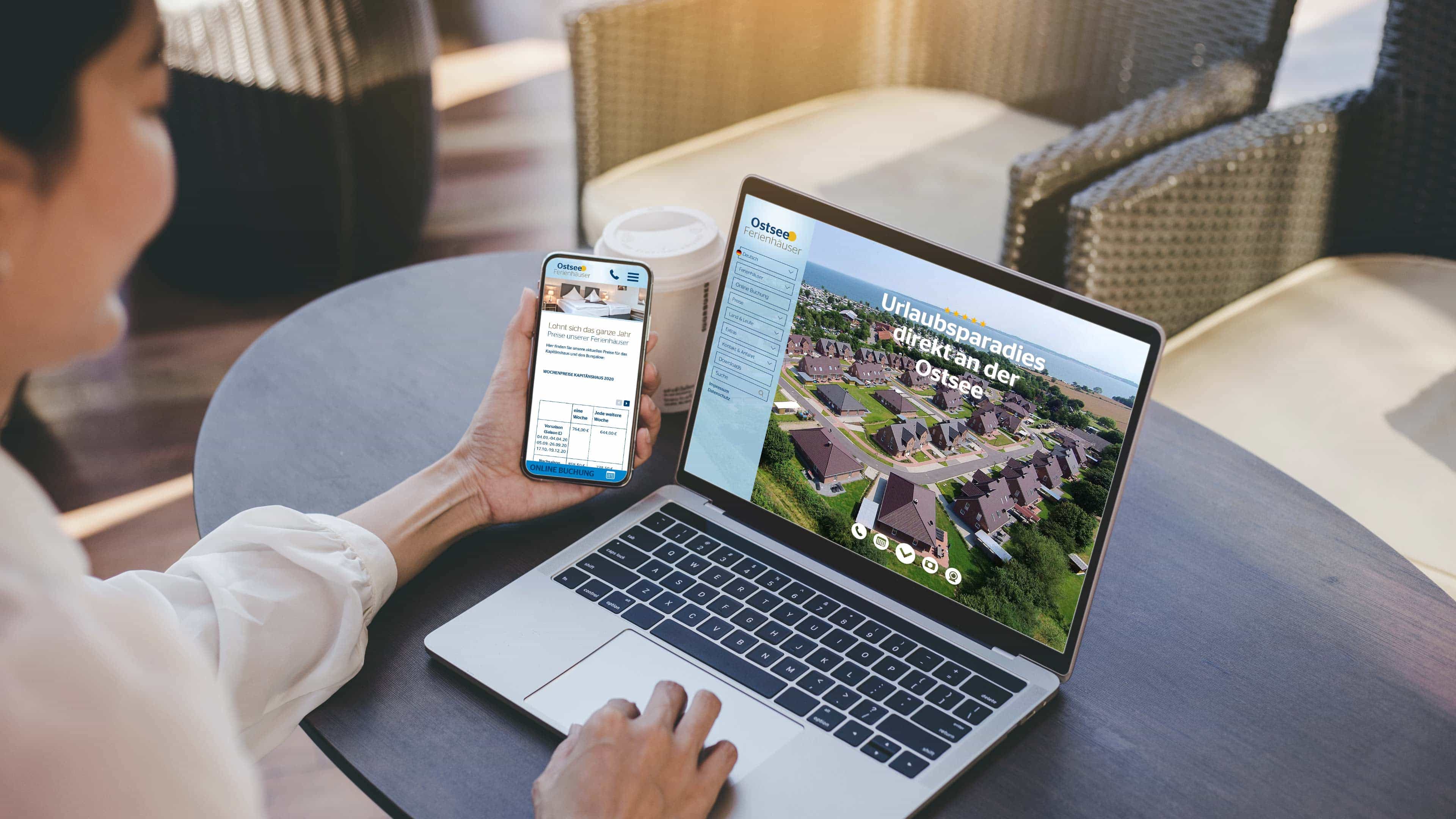 hochzwei_waab_slider_01.jpg Person mit Laptop und Smartphone, das die Website der Ostsee Ferienhäuser zeigen
