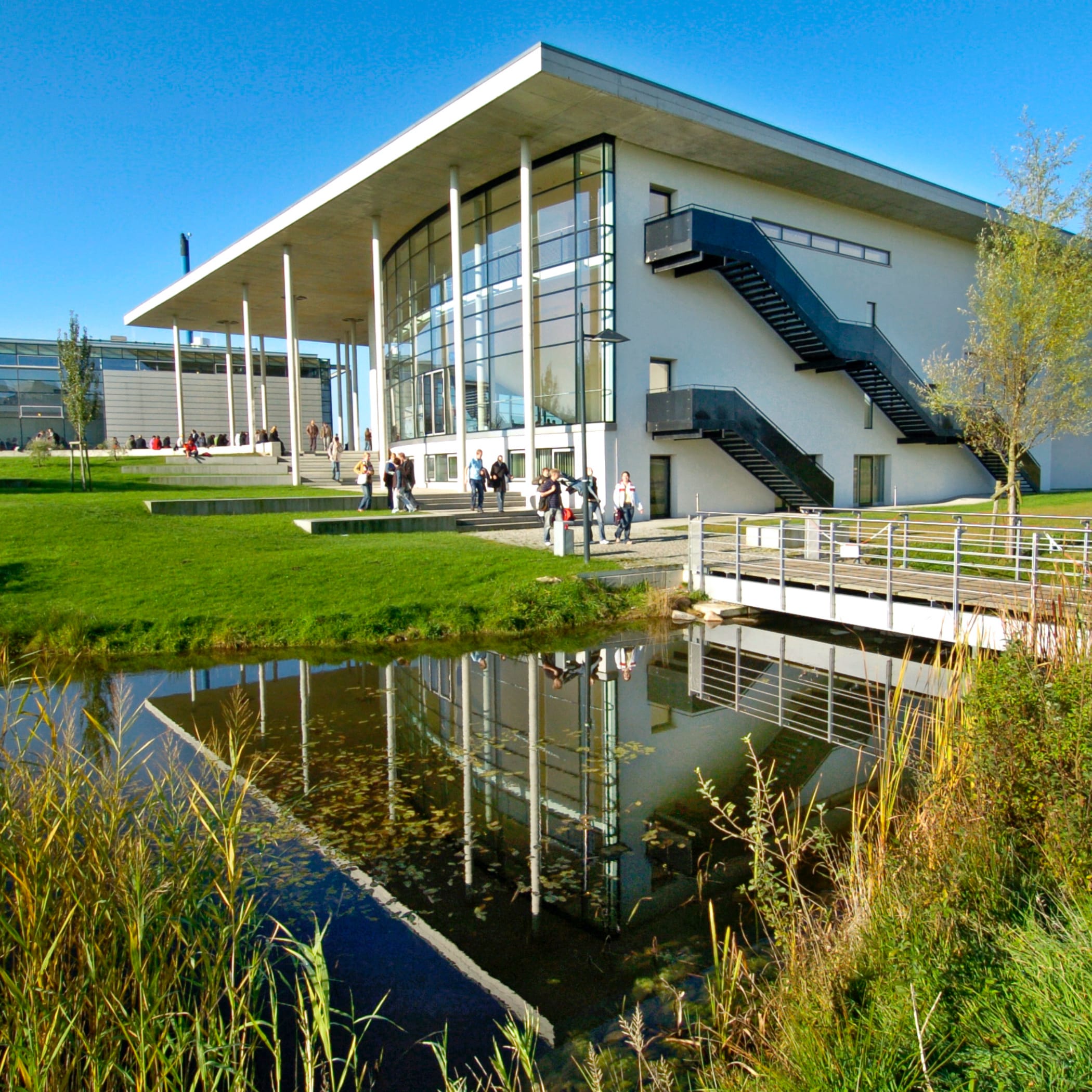 hochzwei_fhfl_teaser_04.jpg Hohes Audimax-Gebäude auf Unigelände