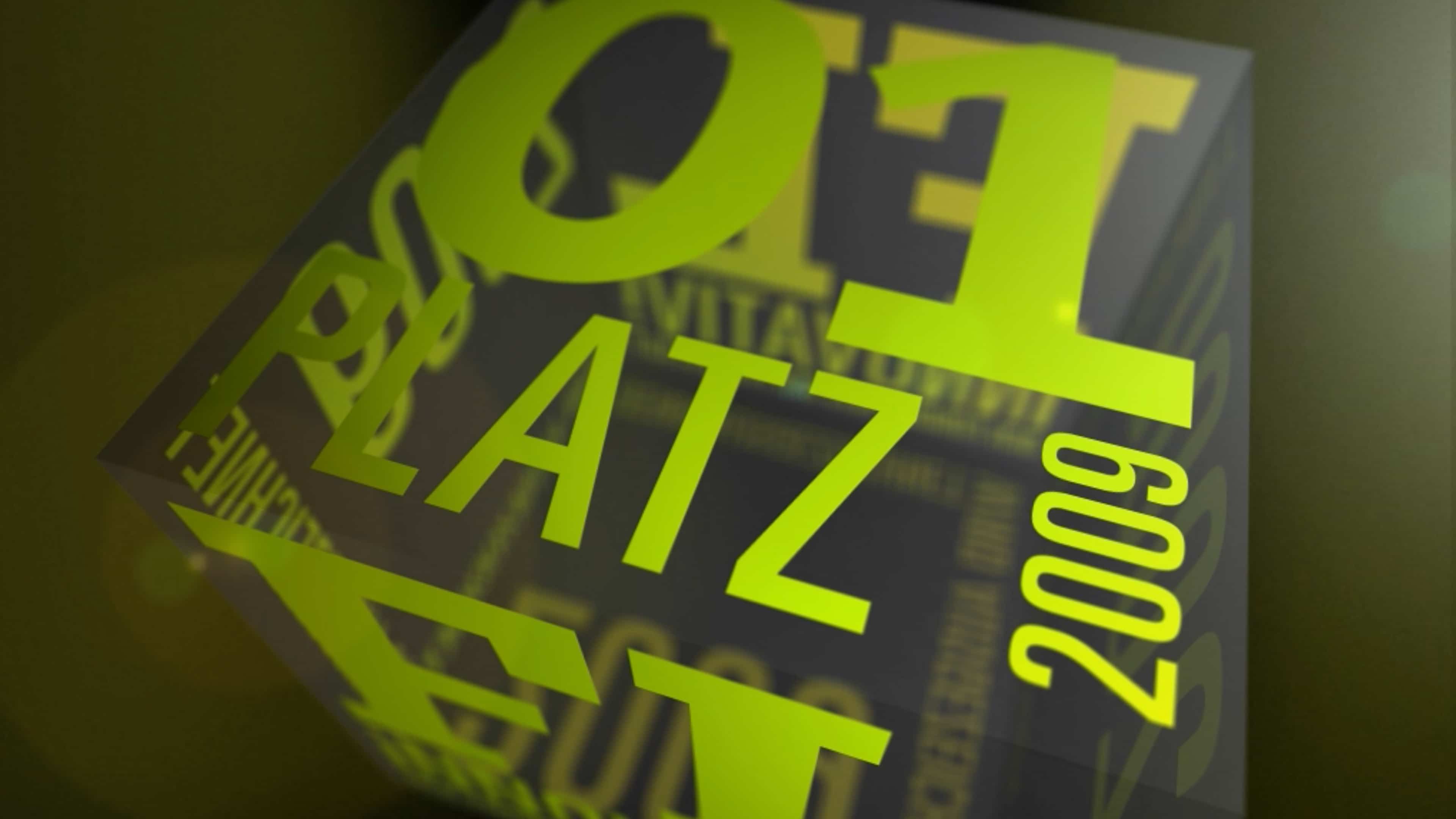 hochzwei_fli_slider_02.jpg Nahe Aufsicht auf den Würfel mit grüner Schrift "1. Platz 2009"