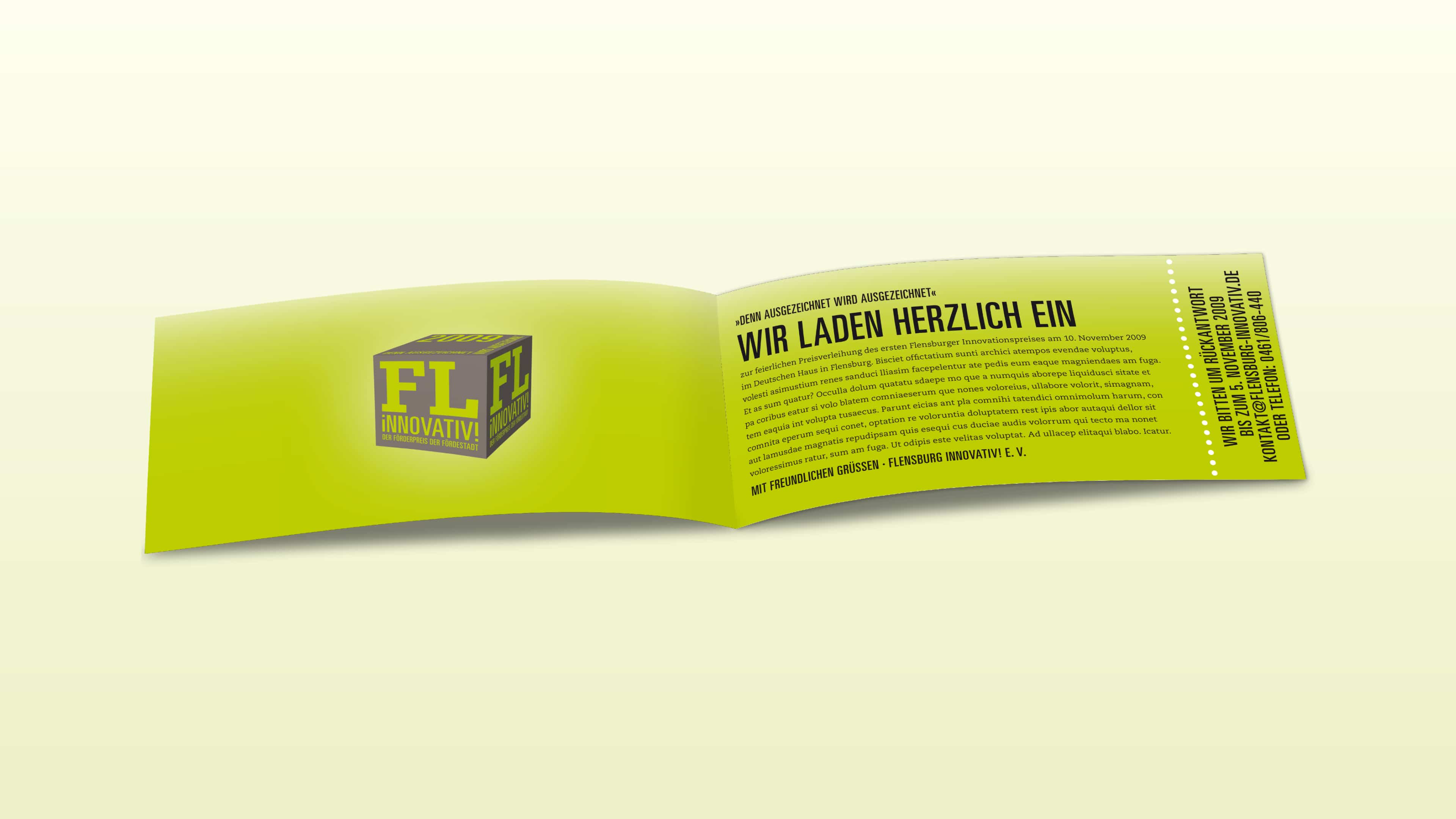 hochzwei_fli_slider_03.jpg Grüne Klapp-Einladungskarte vor grünem Hintergrund