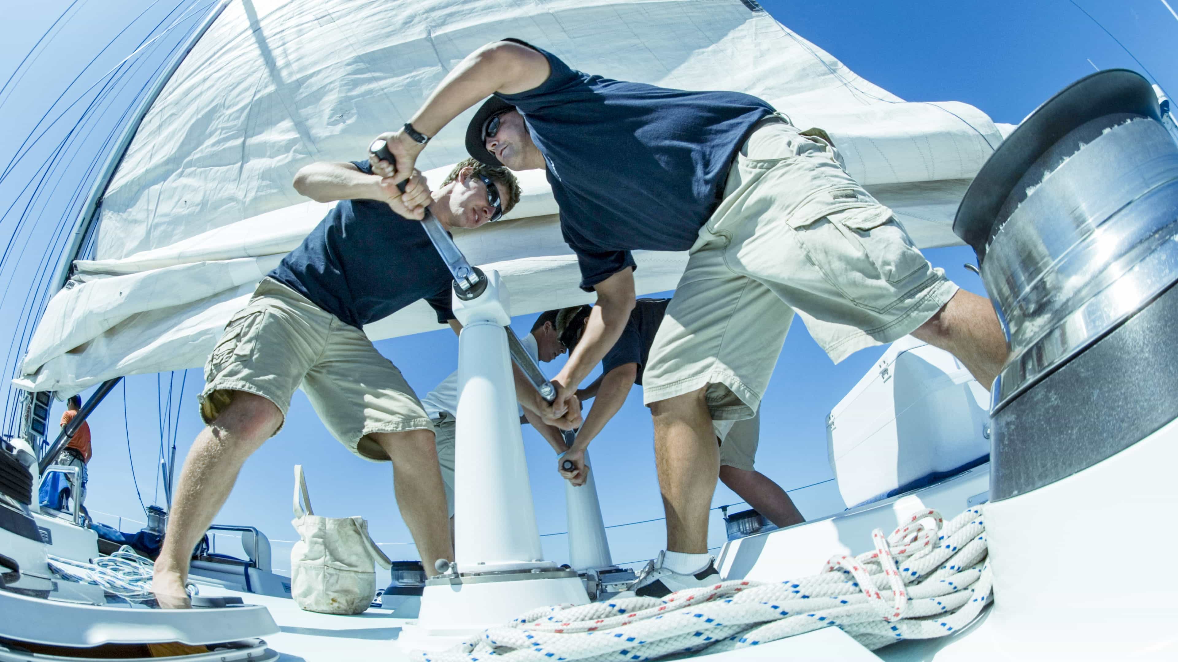 hochzwei_fys_slider_02.jpg Vier Männer an Bord eines Segelboots in Action