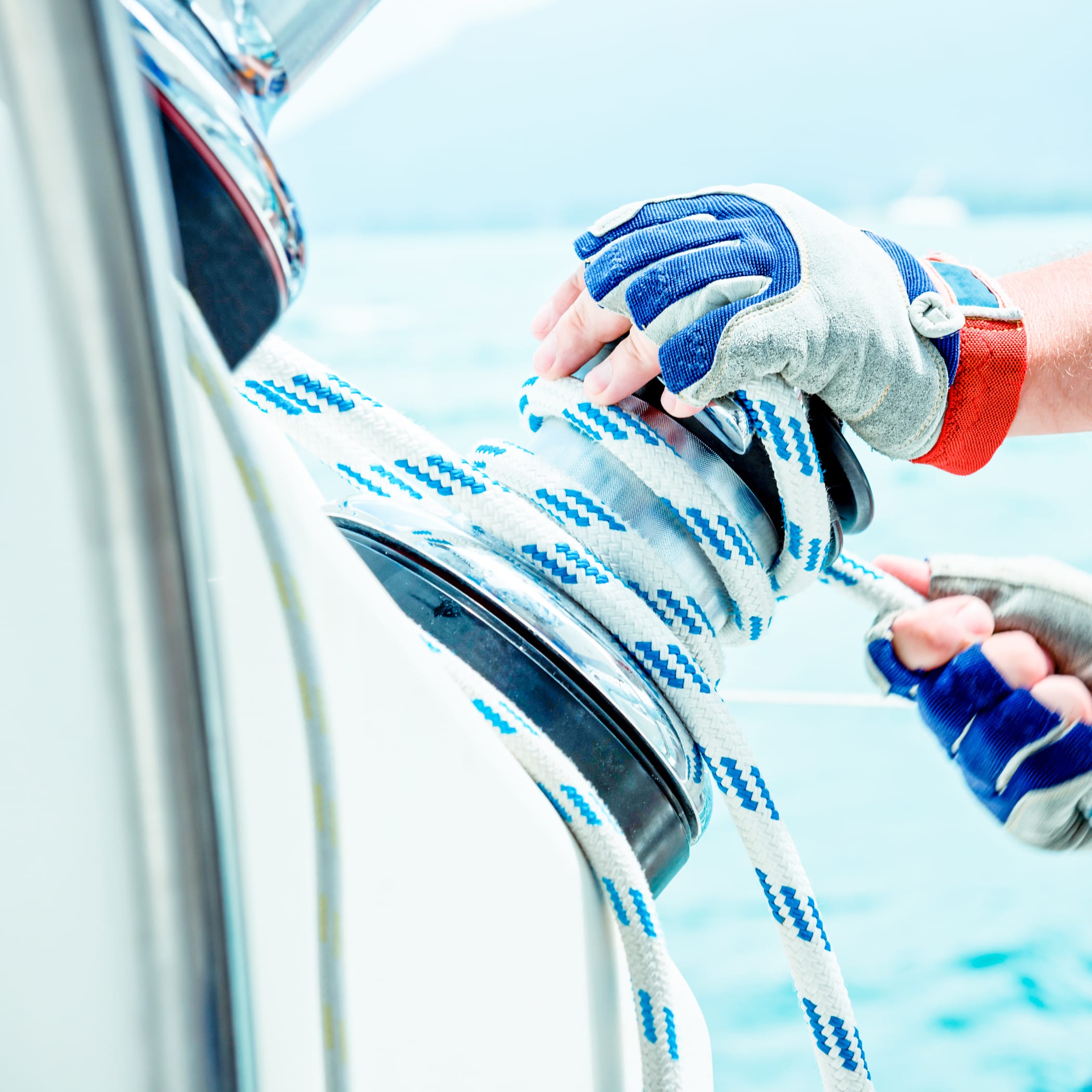 hochzwei_fys_teaser_03.jpg Hände im Handschuh mit Segeltau