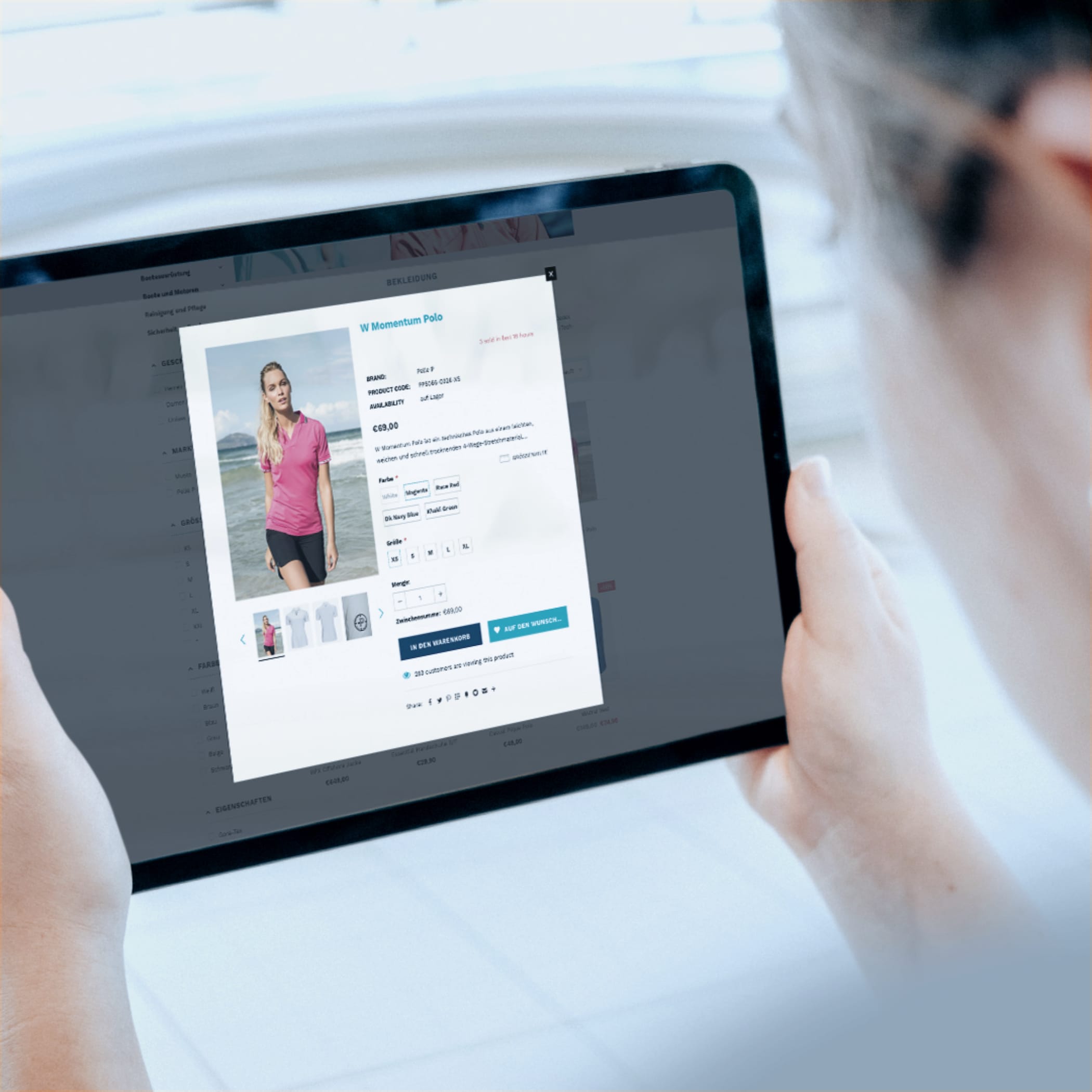 hochzwei_fys_teaser_04.jpg Person schaut auf Tablet eine Detailseite für ein Poloshirt auf crewline.de