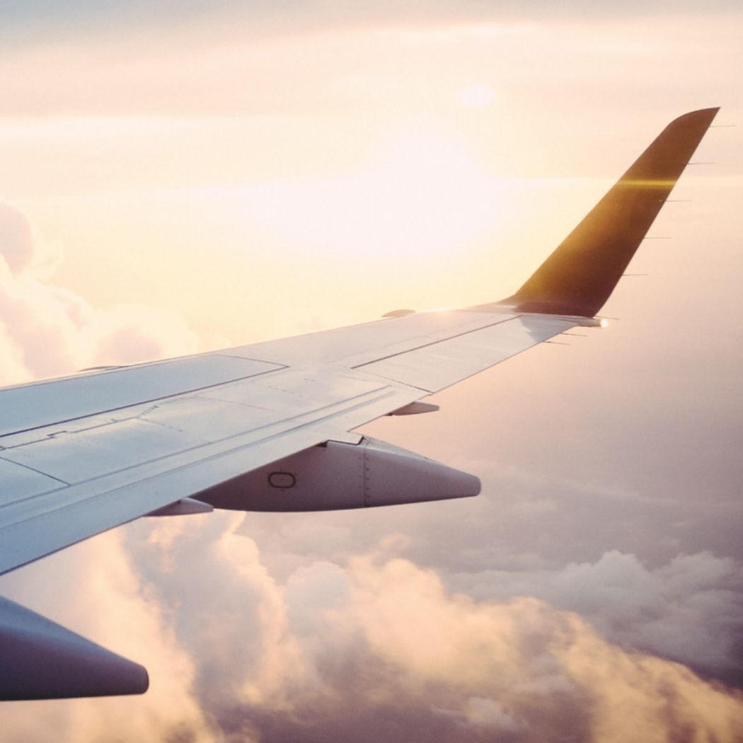 h2_flughafen-sylt_teaser_02.jpg Ein Flugzeug Flügel in der Luft