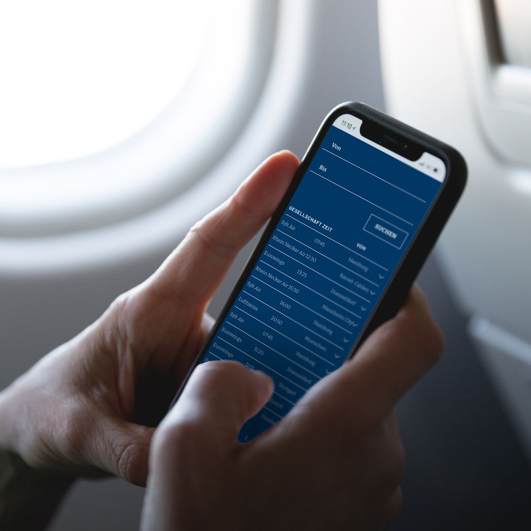 h2_flughafen-sylt_teaser_06.jpg Eine Person hält ein Handy in der Hand