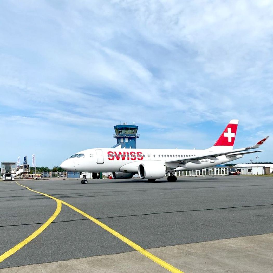 h2_flughafen-sylt_teaser_07.jpg Ein Flugzeug der Swissline steht auf dem Rollfeld