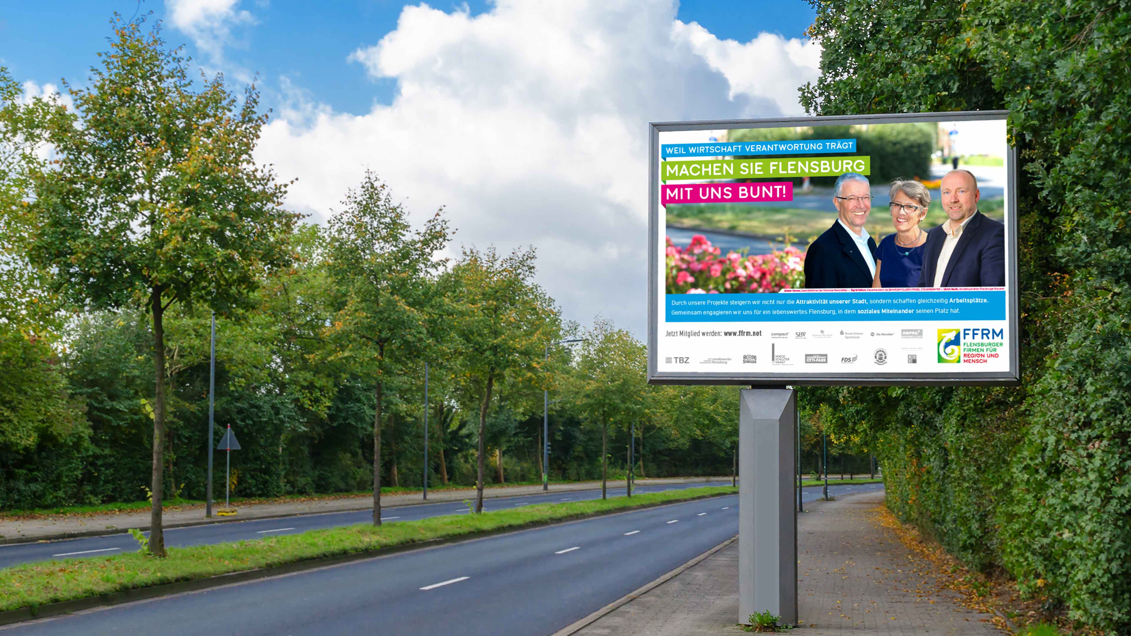 hochzwei_ffrm_slider_03.jpg Großflächenplakat an Straße zeigt "Wir machen Flensburg bunt"