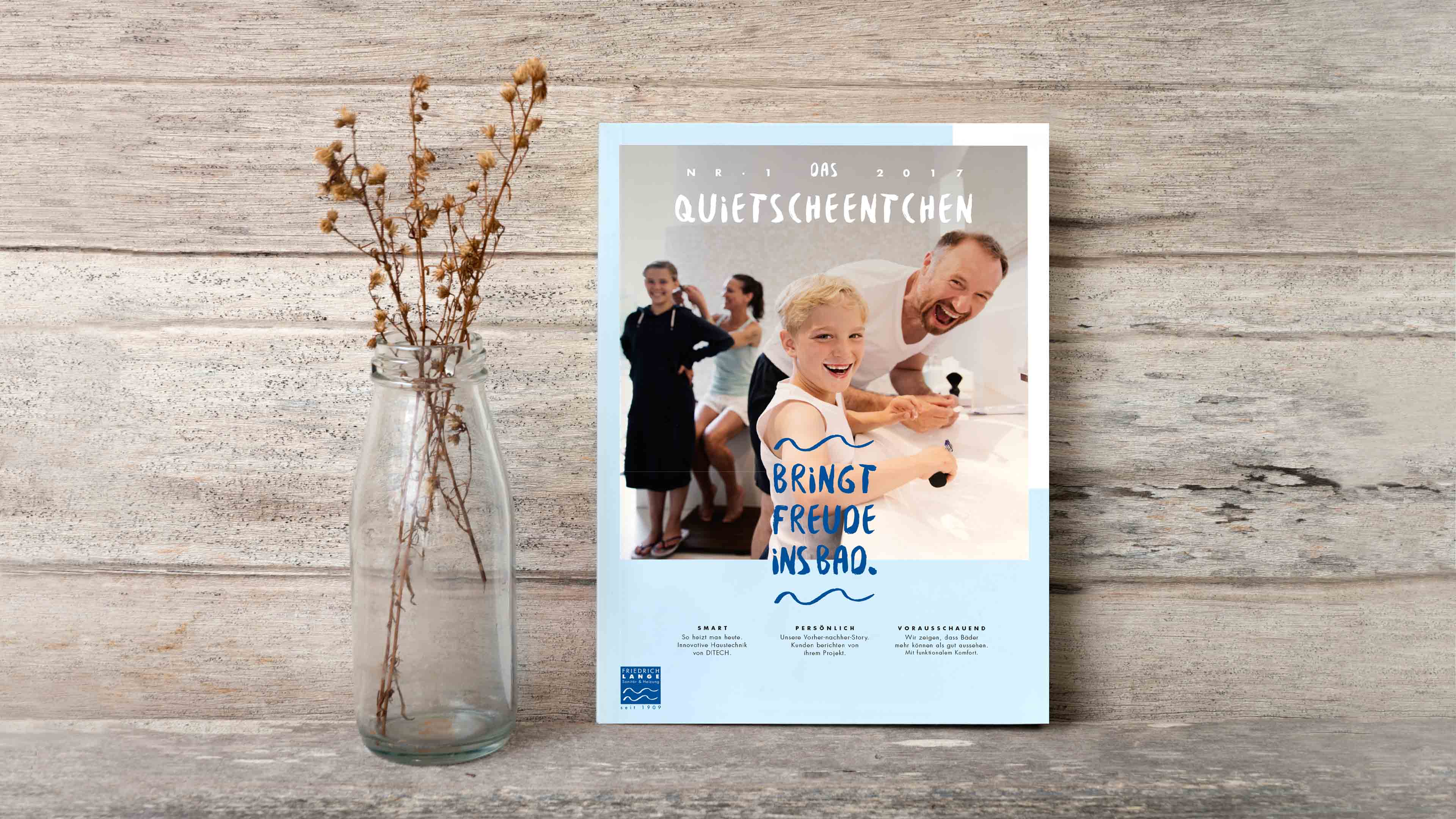 hochzwei_frla_slider_01.jpg Titelseite "Quietscheentchen 2017" zeigt fröhliche Familie im Bad