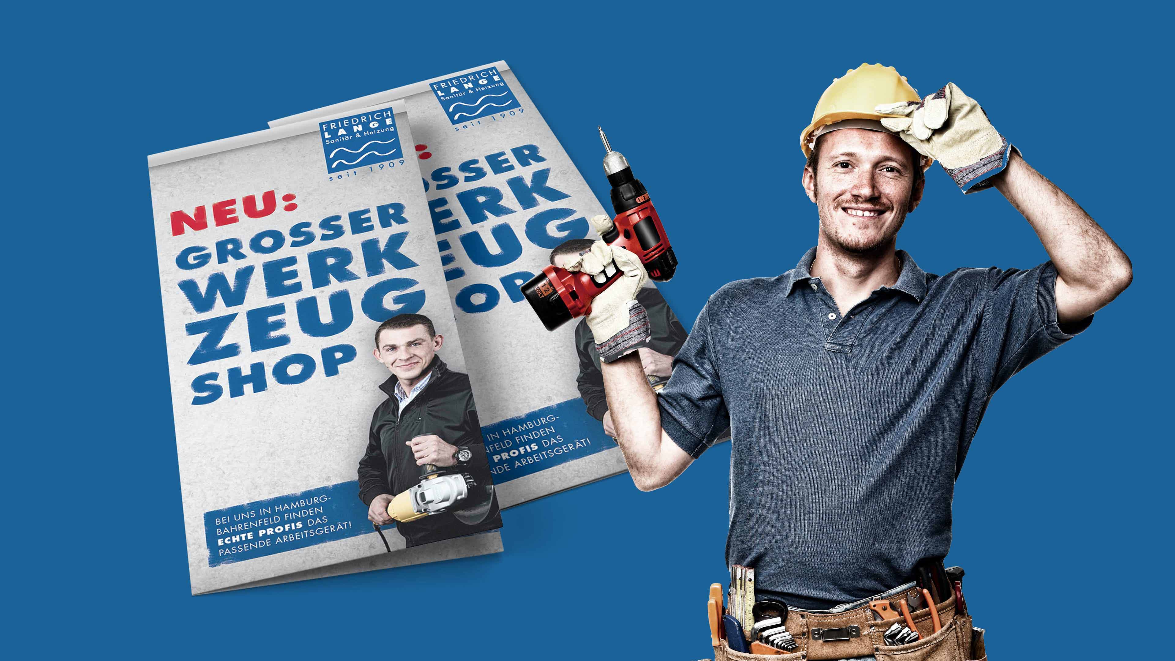 Ein Bauarbeiter hält eine rote Bohrmaschine in die Luft