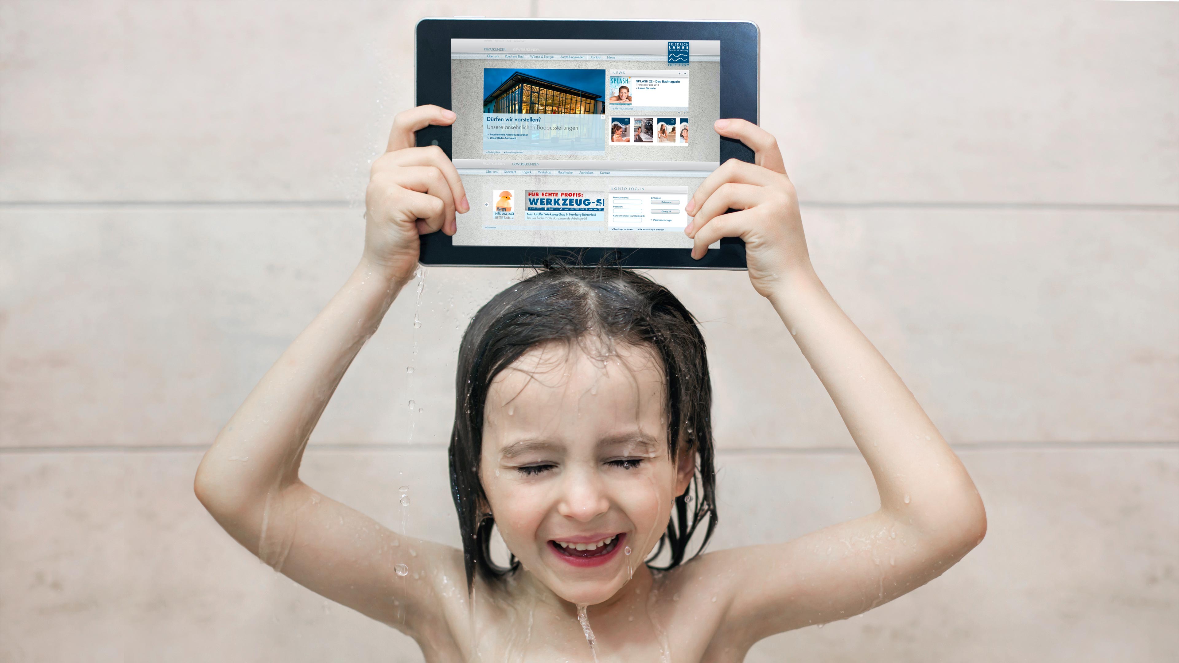 Ein Mädchen hält ein Ipad über ihren Kopf