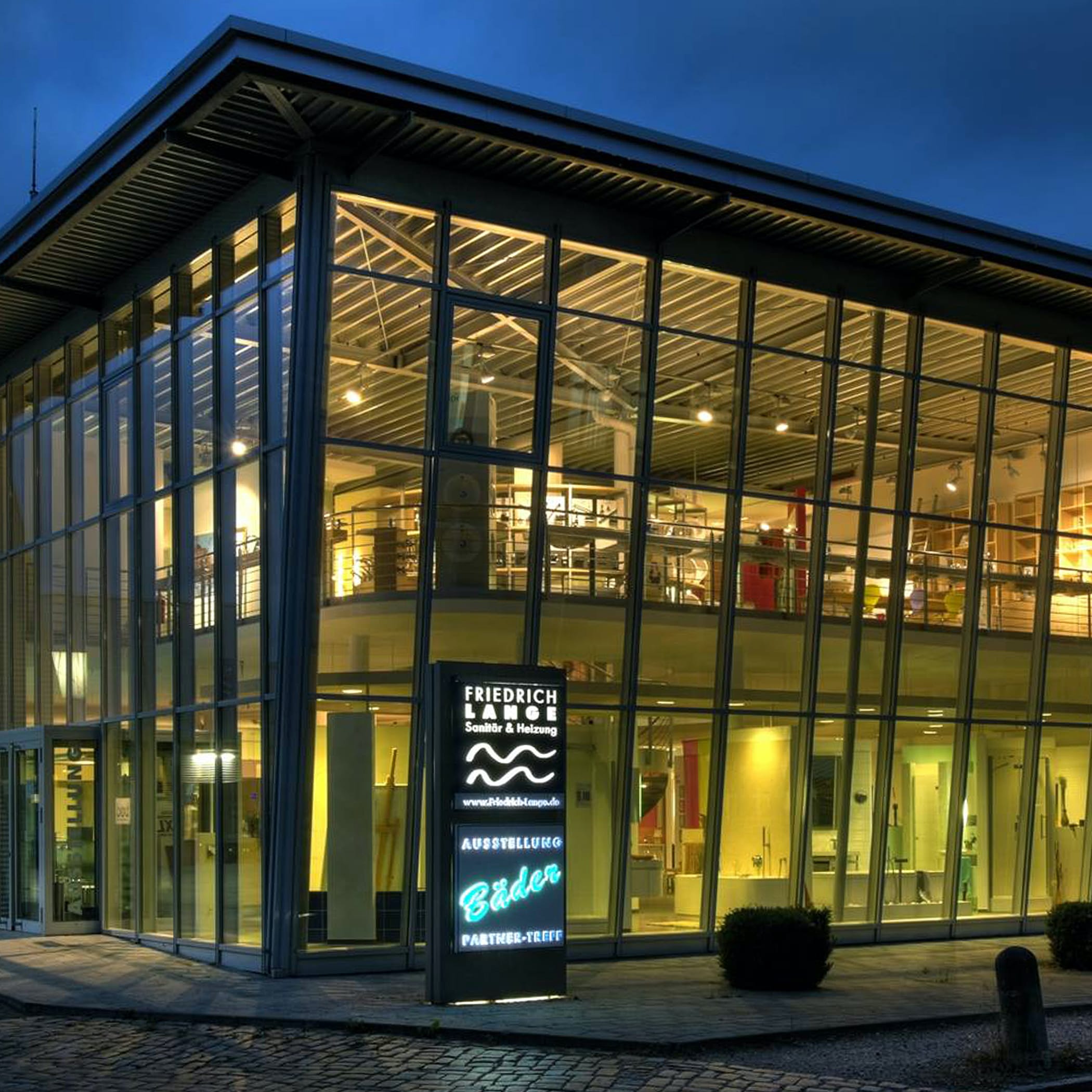 Beleuchtetes Glasgebäude von Friedrich lange