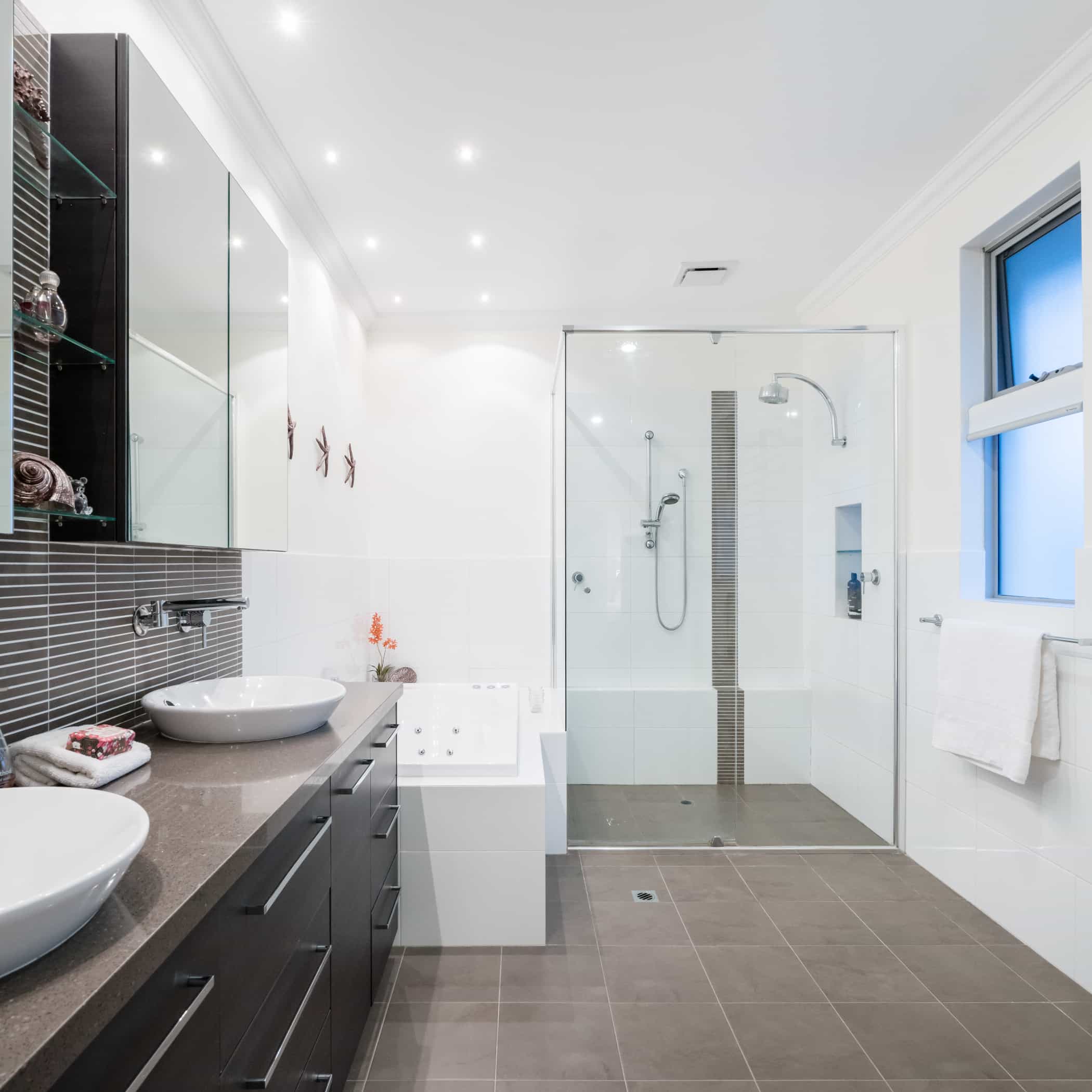 hochzwei_friedrichlange_teaser_01.jpg Blick in ein modernes Badezimmer